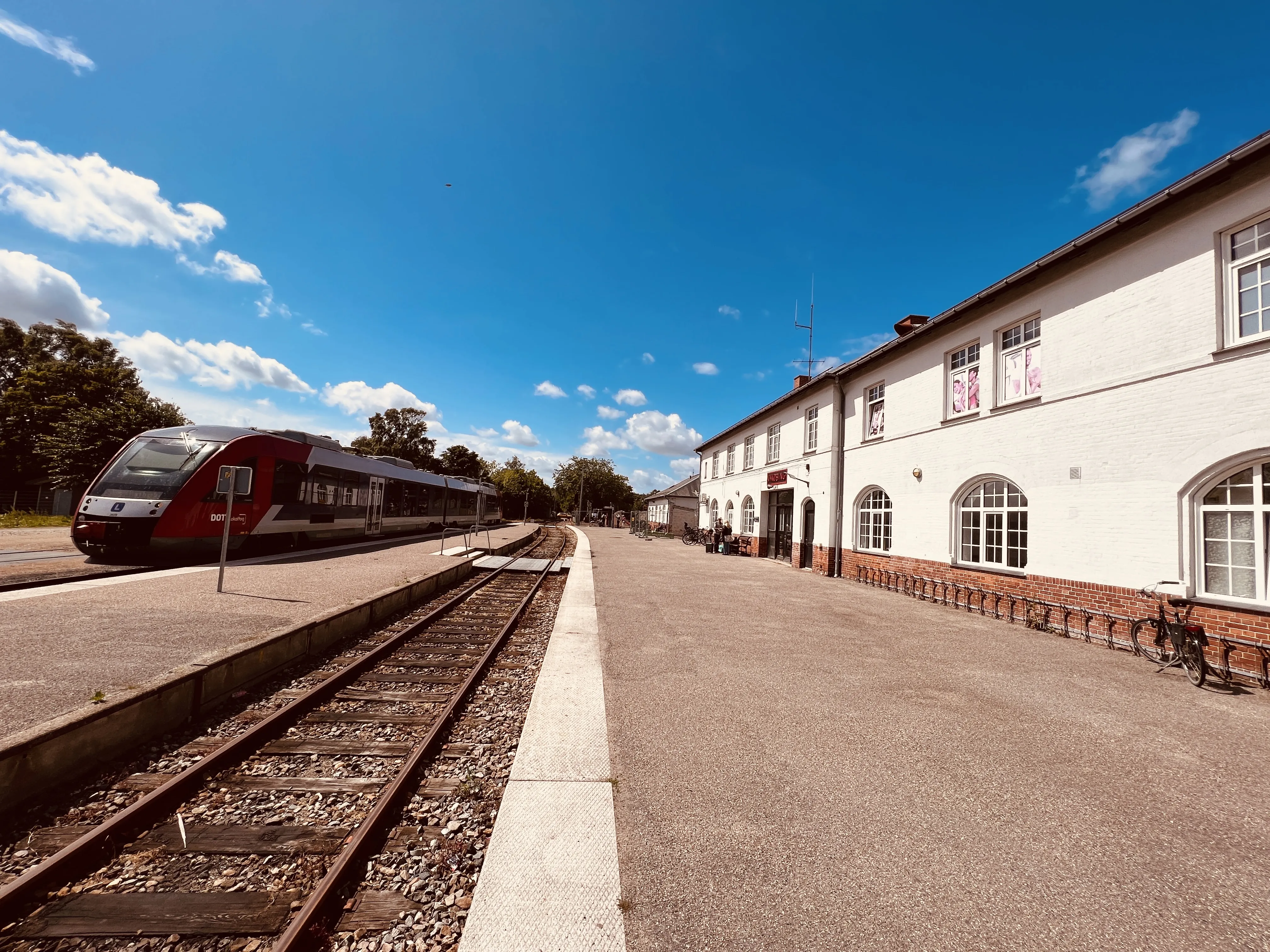 Billede af Lint 41 (serie 2) - LT 2029-2129 ud for Nykøbing Sjælland Station. Billede af Lint 41 (serie 2) - LT 2029-2129 ud for Nykøbing Sjælland Station.