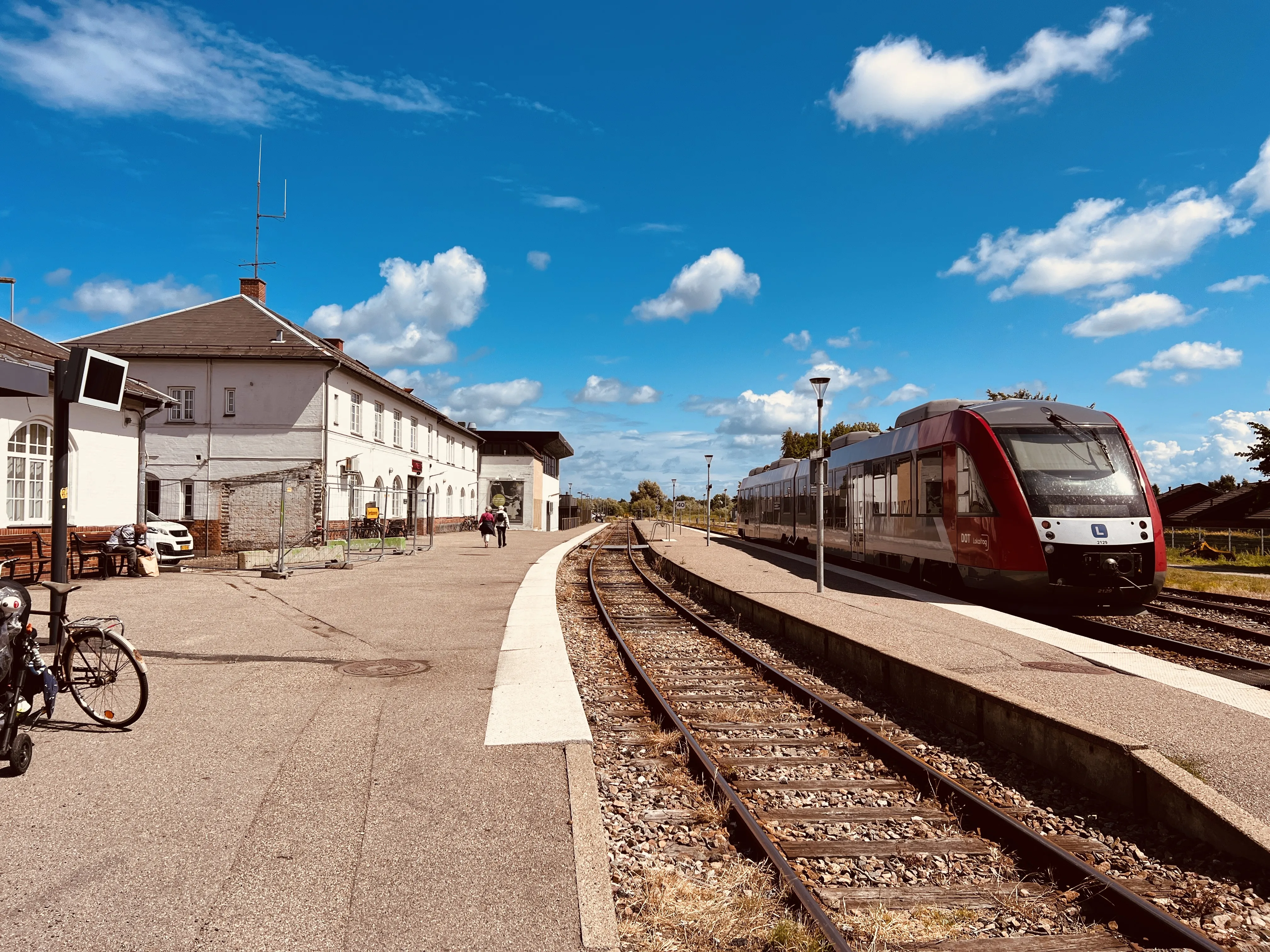 Billede af Lint 41 (serie 2) - LT 2029-2129 ud for Nykøbing Sjælland Station.