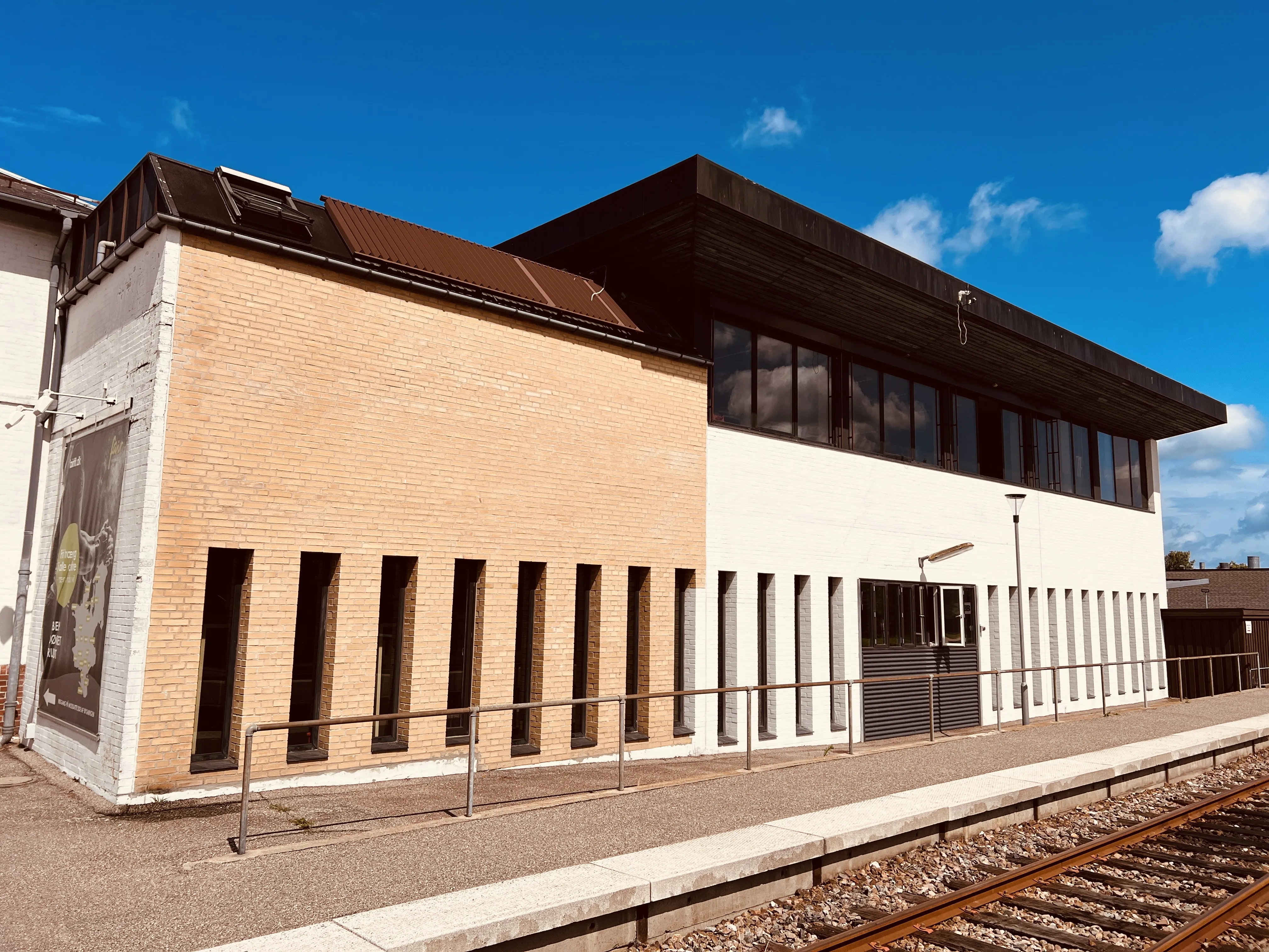 Billede af Posthusbygningen ved Nykøbing Sjælland Station. Billede af Posthusbygningen ved Nykøbing Sjælland Station.