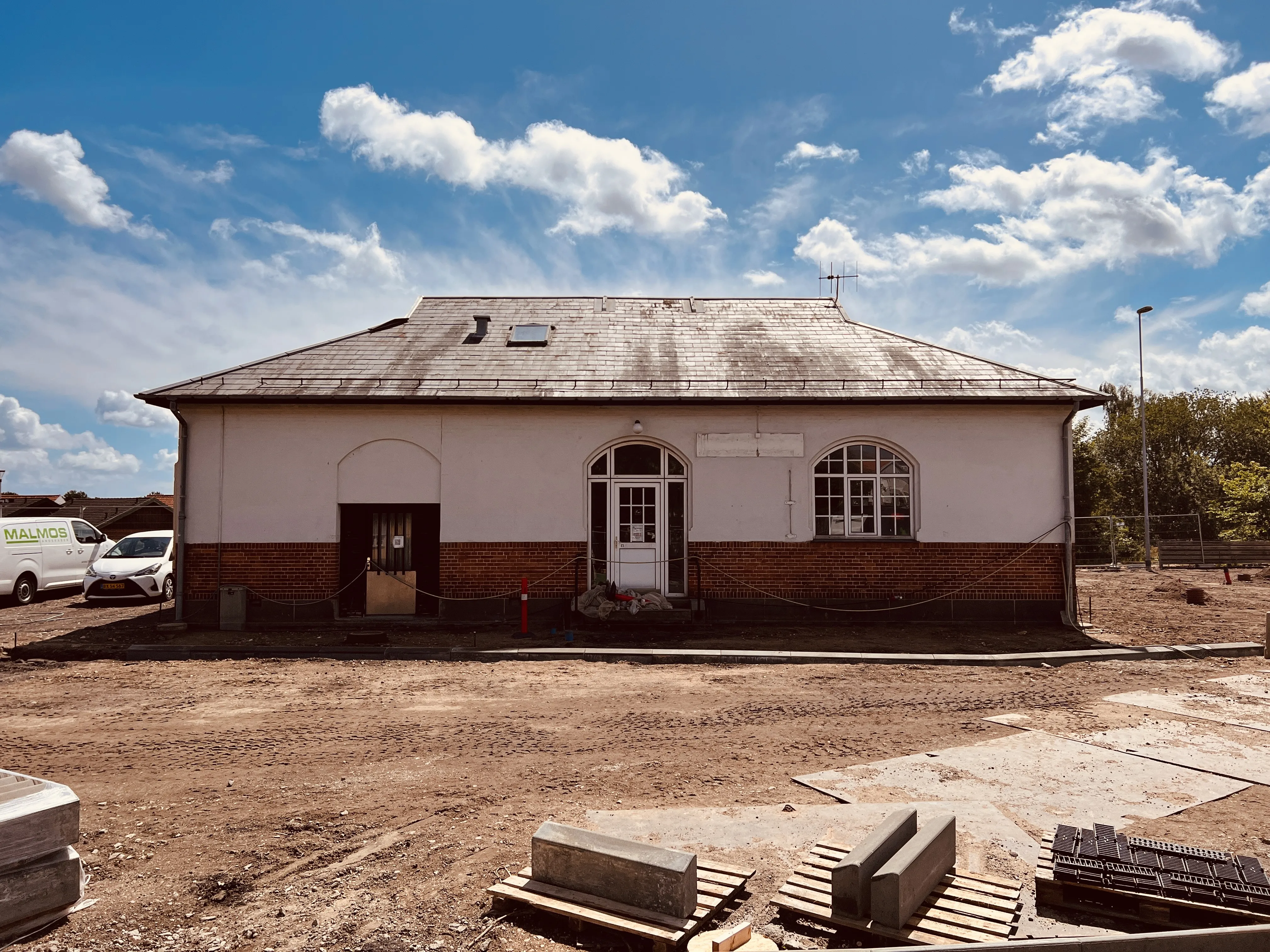 Billede af den oprindelige toldkammerbygning ved Nykøbing Sjælland Station. Billede af den oprindelige toldkammerbygning ved Nykøbing Sjælland Station.