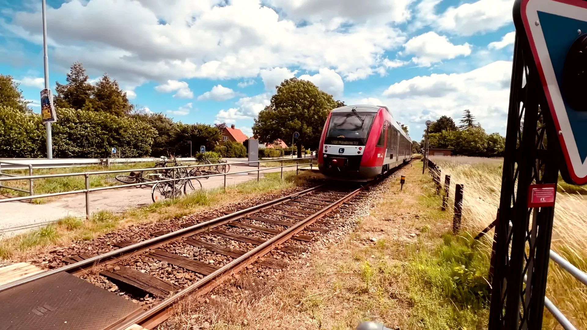 Billede af tog ud for Nyled Trinbræt. Billede af tog ud for Nyled Trinbræt.