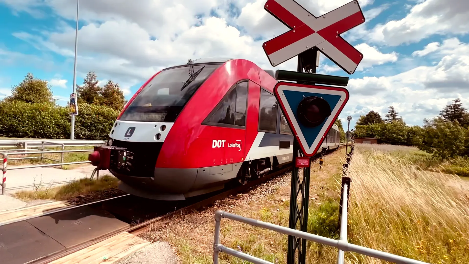 Billede af LT 2027-2127, tidligere VL 2027-2127 fotograferet ud for Nyled Trinbræt. Billede af LT 2027-2127, tidligere VL 2027-2127 fotograferet ud for Nyled Trinbræt.