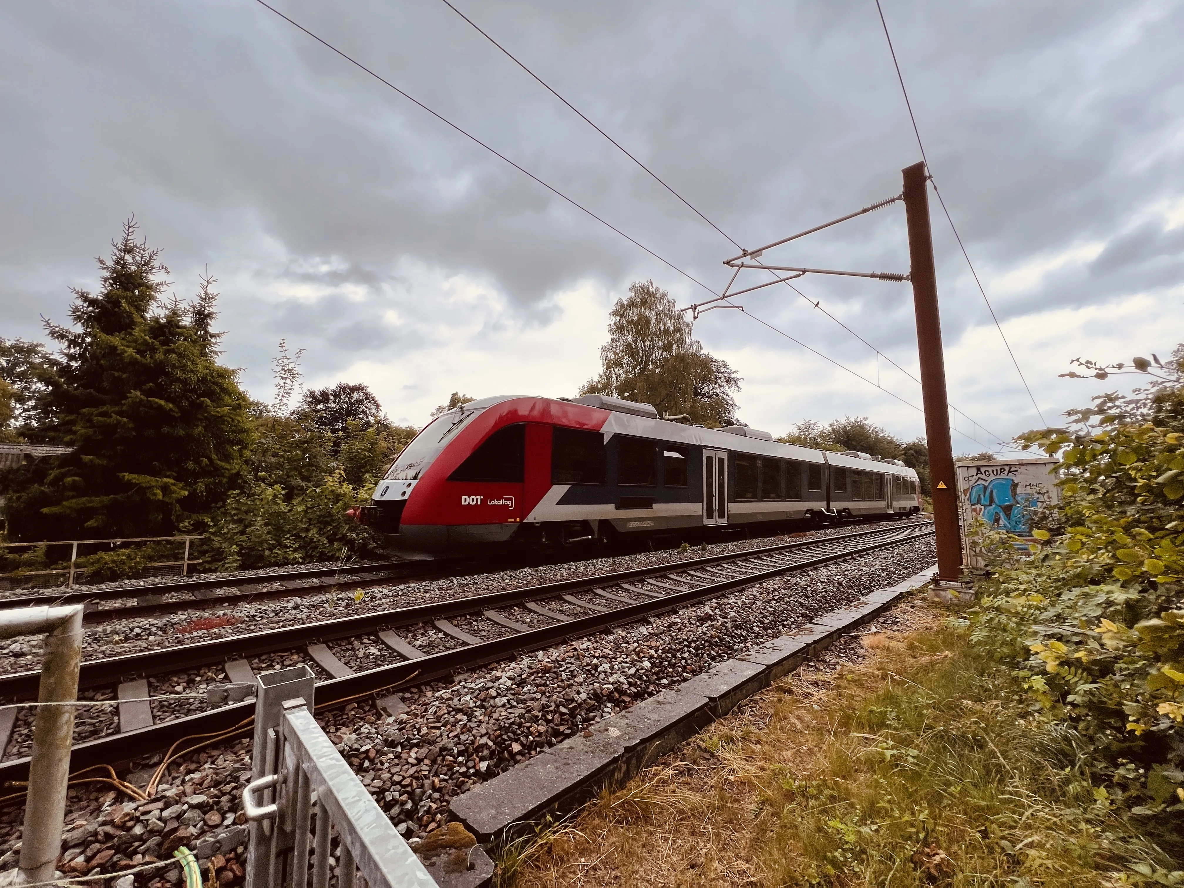 Billede af LT 2025-2125, tidligere VL 2025-2125 fotograferet ud for Strandparken Trinbræt (uofficielt).