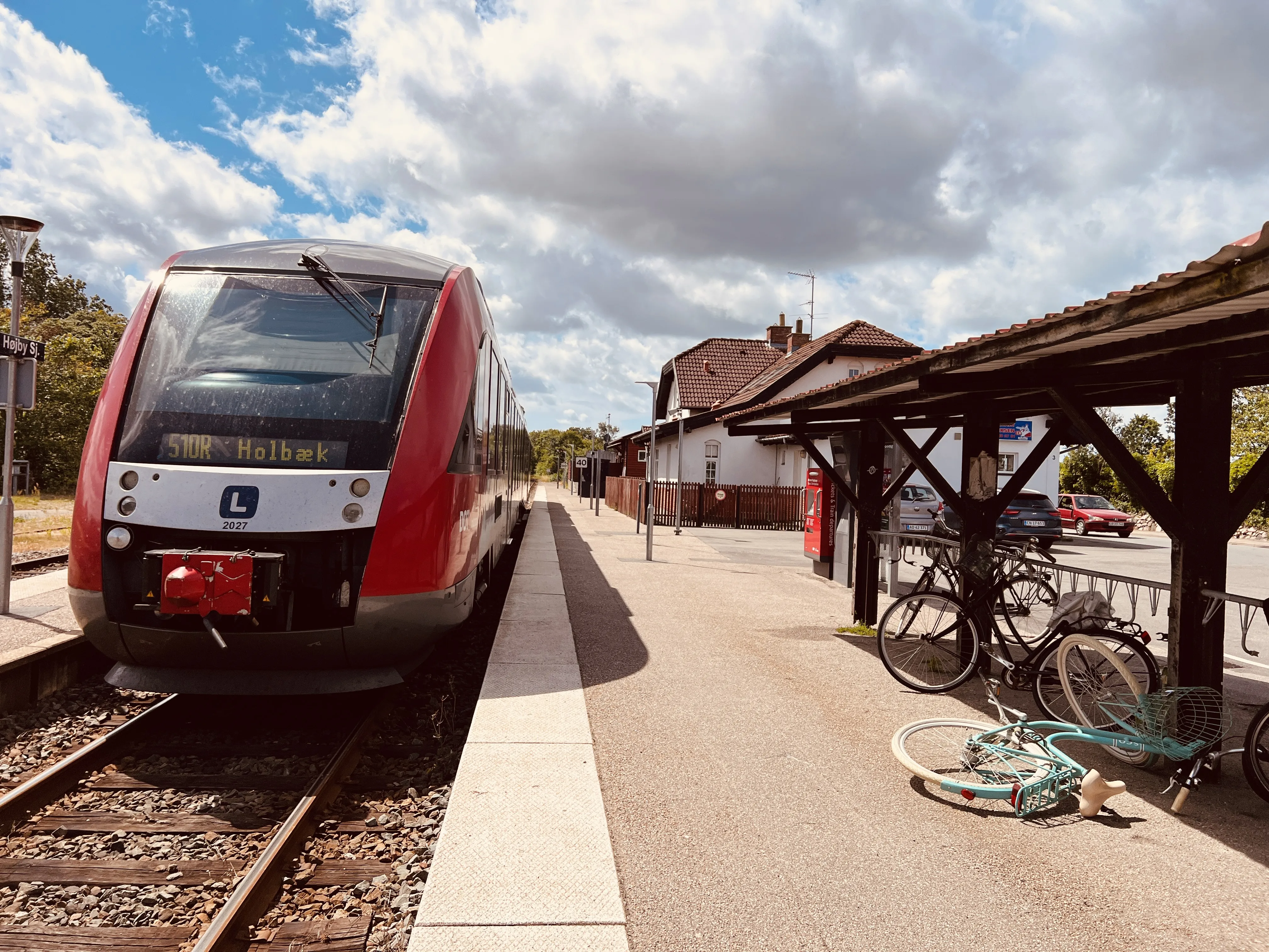 Billede af tog ud for Højby (Sjælland) Station. Billede af tog ud for Højby (Sjælland) Station.