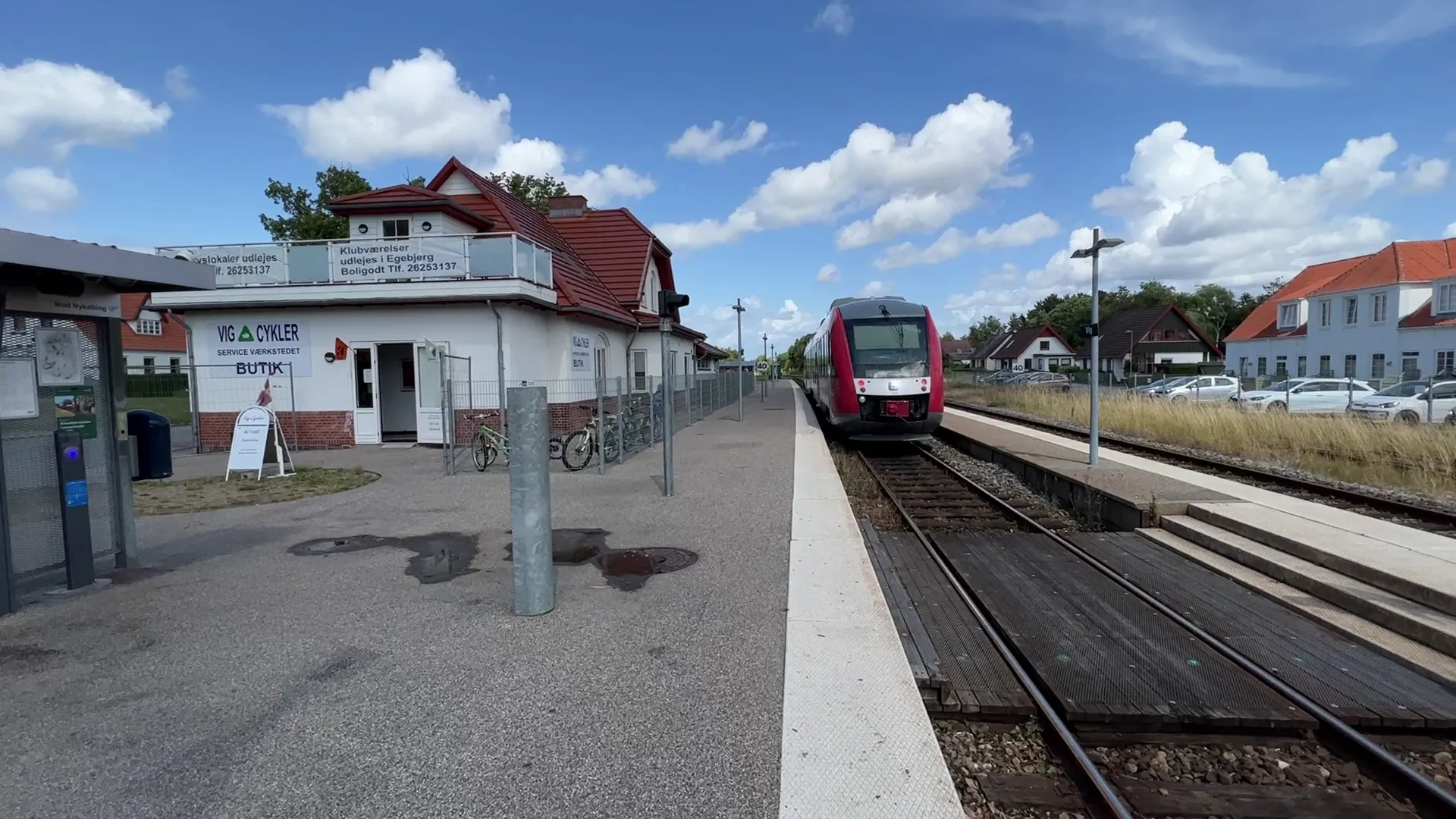 Billede af tog ud for Vig Station. Billede af tog ud for Vig Station.
