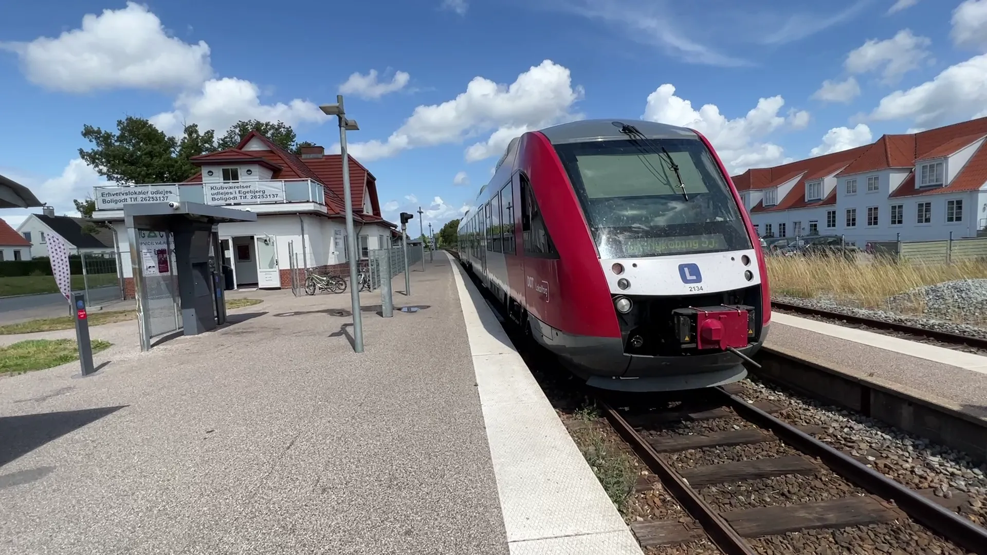 Billede af tog ud for Vig Station. Billede af tog ud for Vig Station.