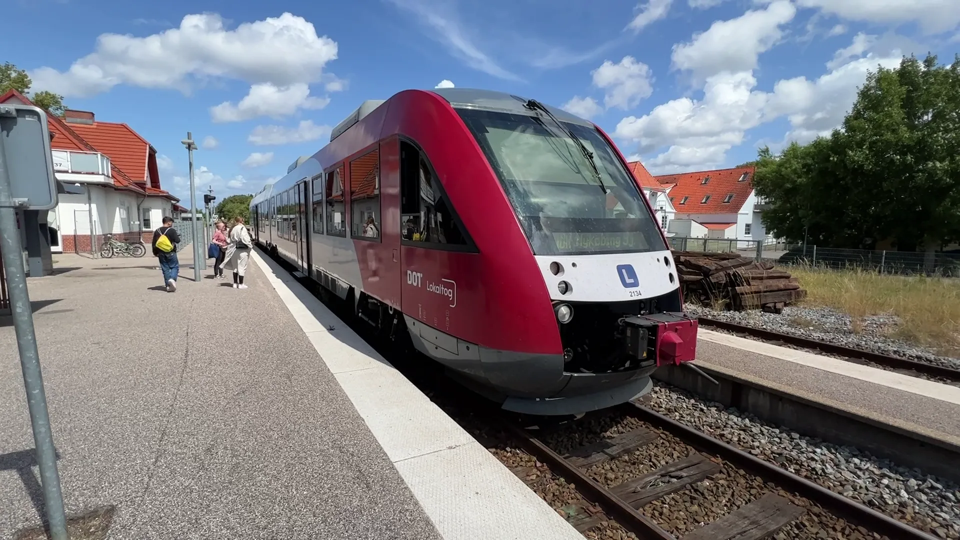 Billede af tog ud for Vig Station. Billede af tog ud for Vig Station.