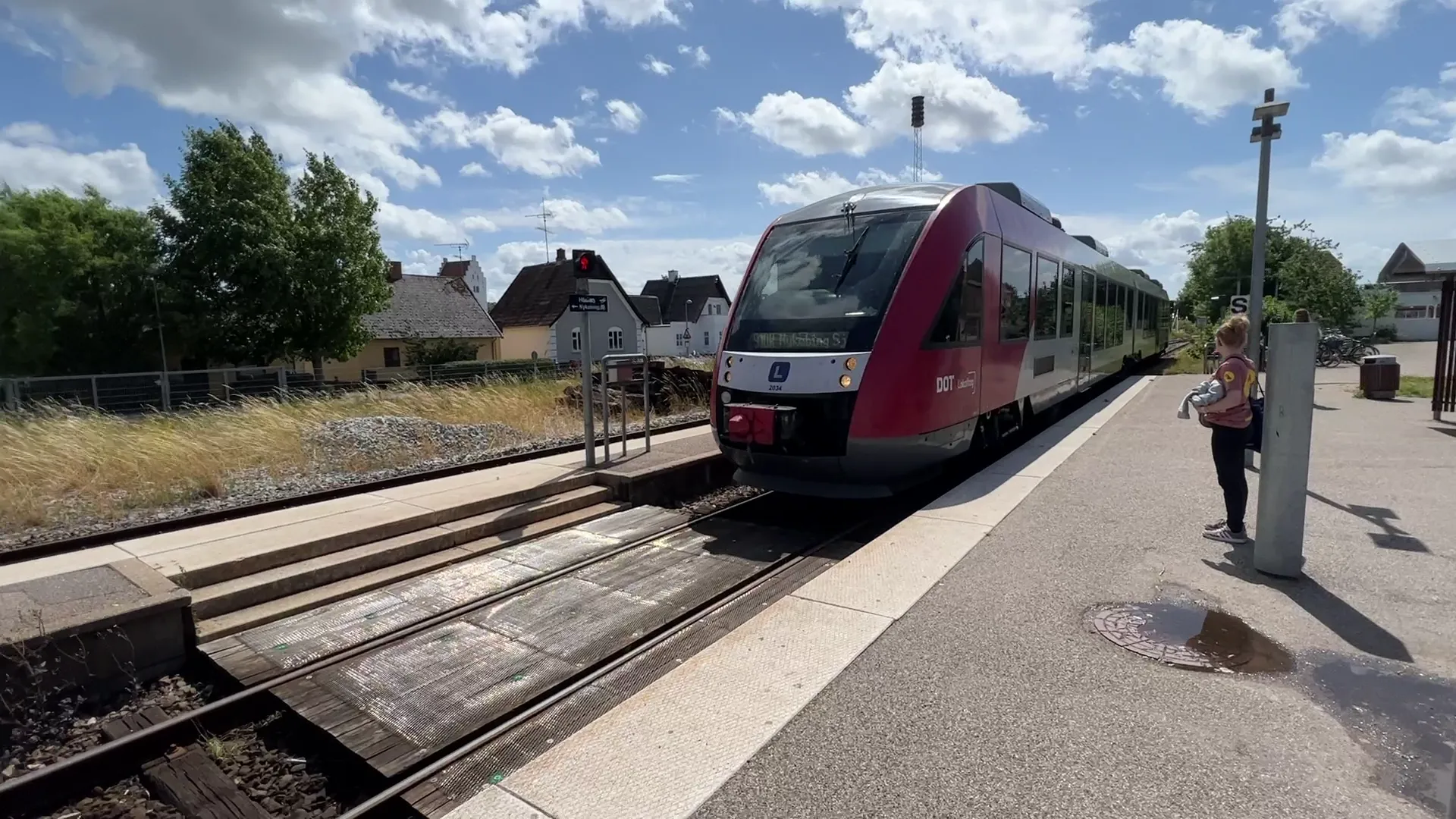 Billede af tog ud for Vig Station. Billede af tog ud for Vig Station.
