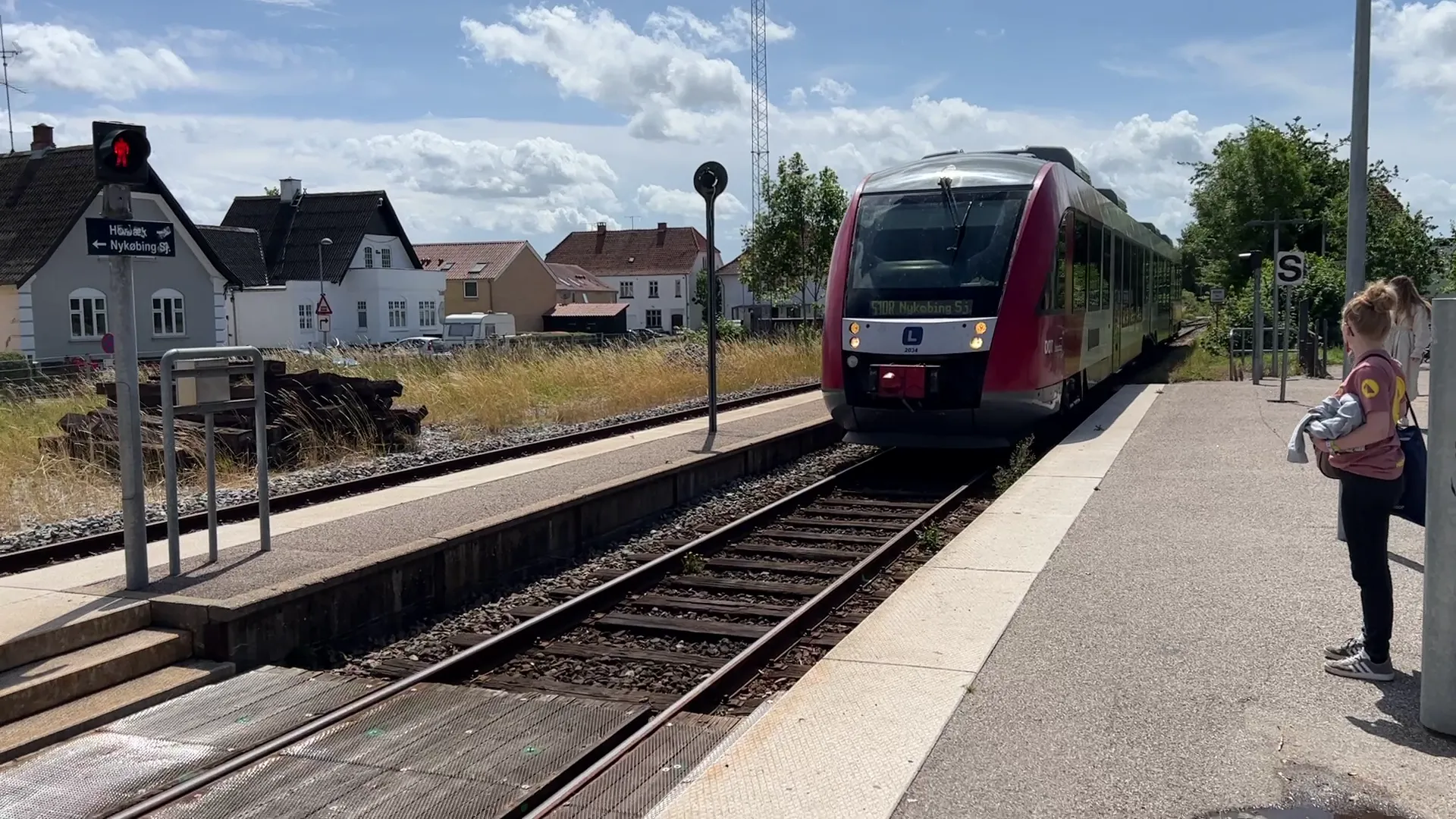 Billede af tog ud for Vig Station. Billede af tog ud for Vig Station.