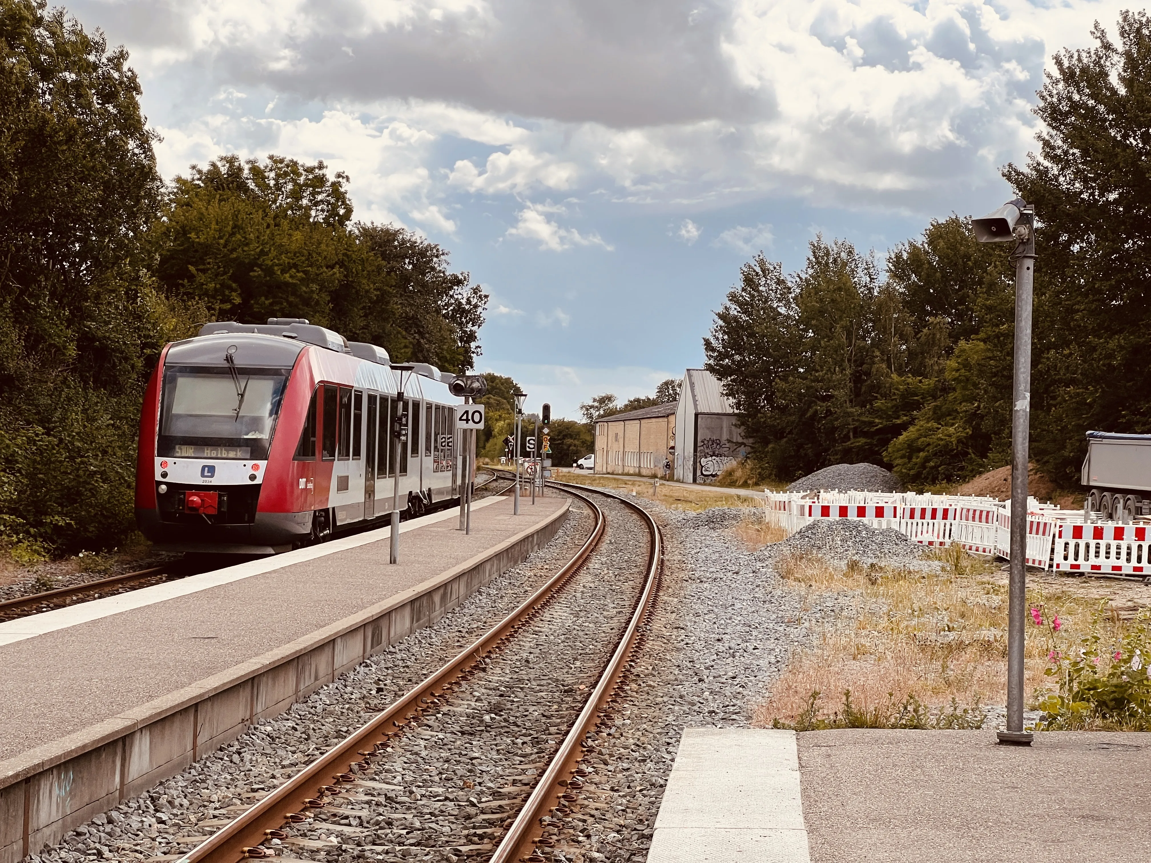 Billede af tog ud for Fårevejle Station. Billede af tog ud for Fårevejle Station.
