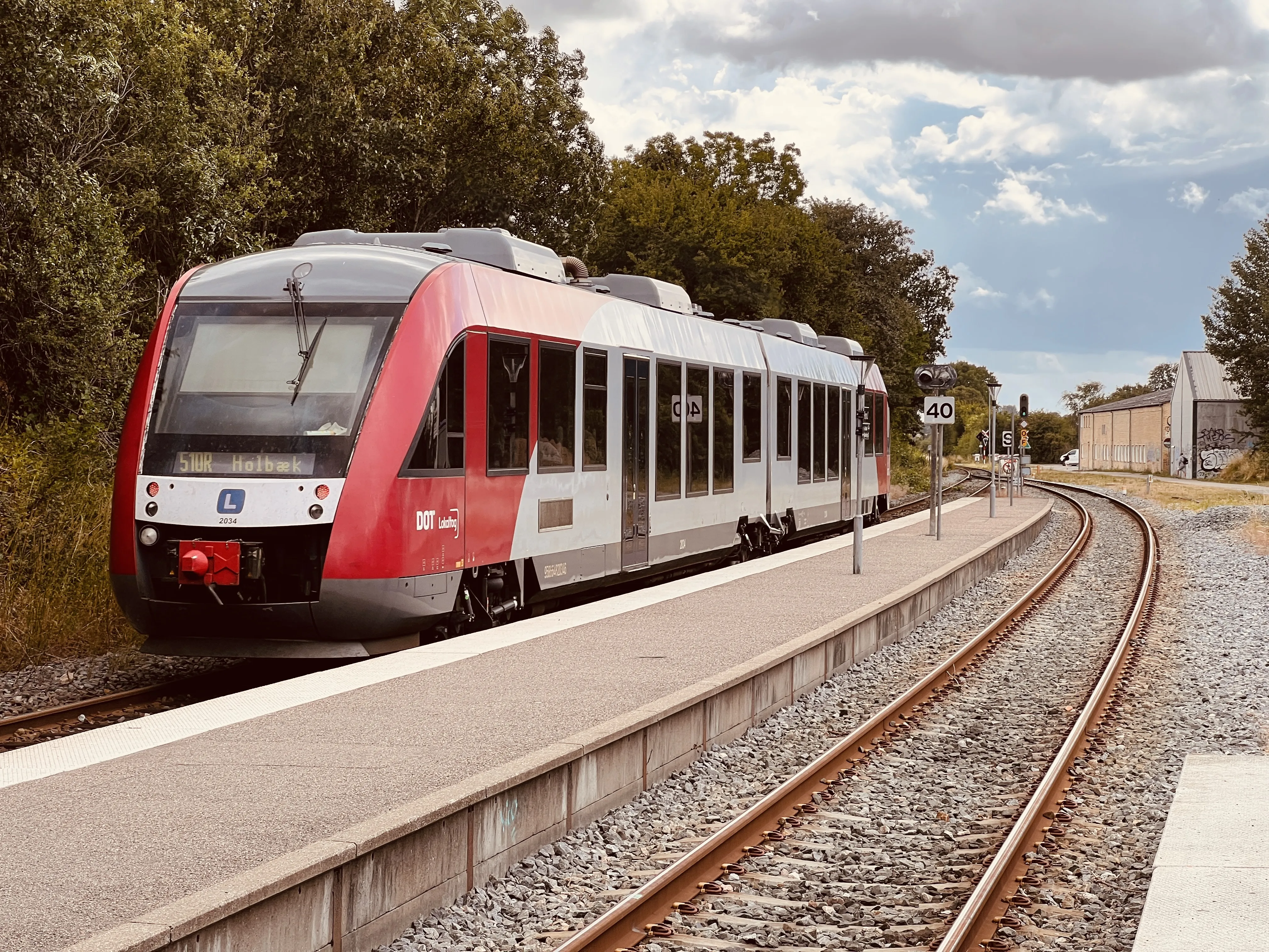 Billede af tog ud for Fårevejle Station.