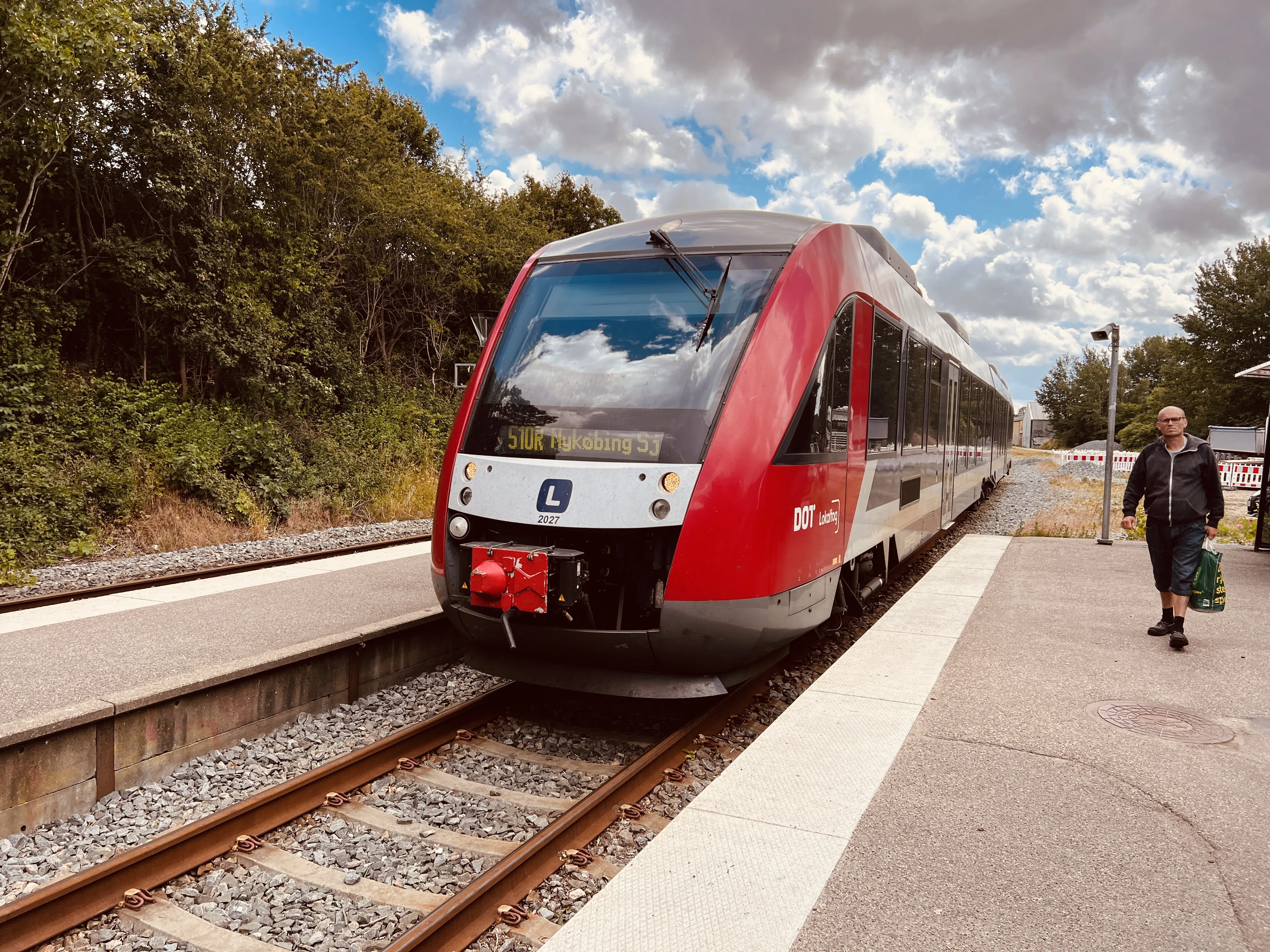 Billede af LT 2037-2137, tidligere RTOG 2037-2137 fotograferet ud for Fårevejle Station. Billede af LT 2037-2137, tidligere RTOG 2037-2137 fotograferet ud for Fårevejle Station.