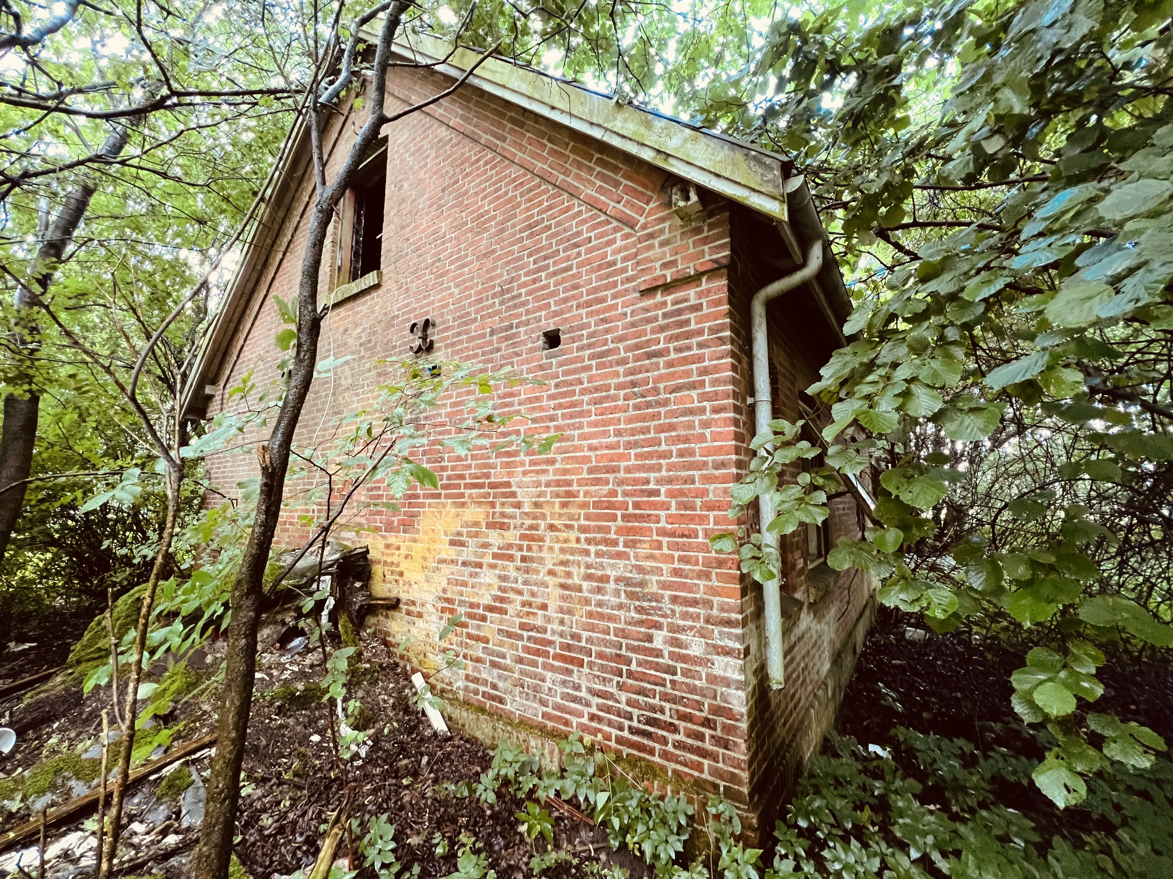 Billede af resterne af vogterhuset ved Vester Bjerndrup Trinbræt.