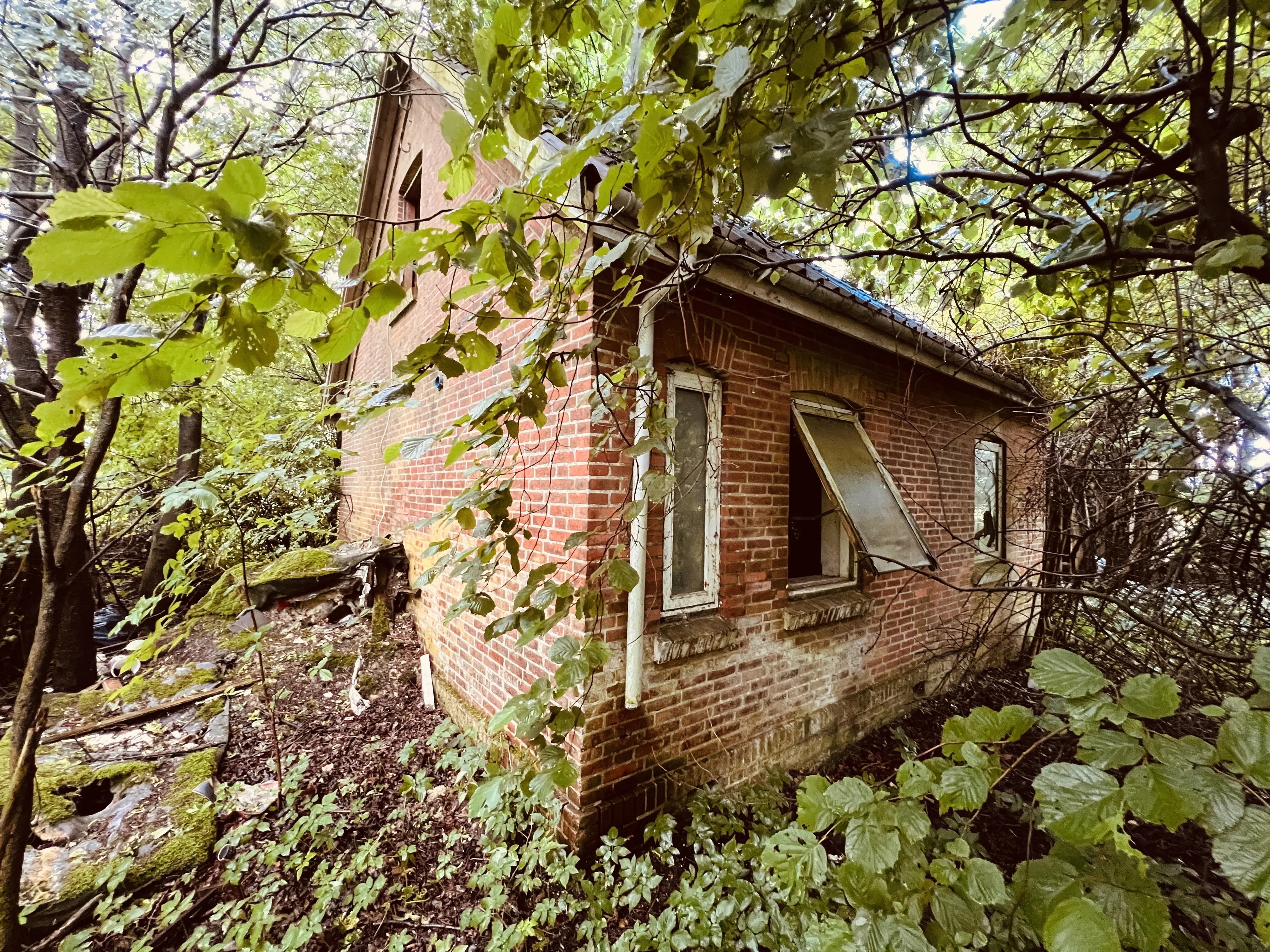 Billede af resterne af vogterhuset ved Vester Bjerndrup Trinbræt.