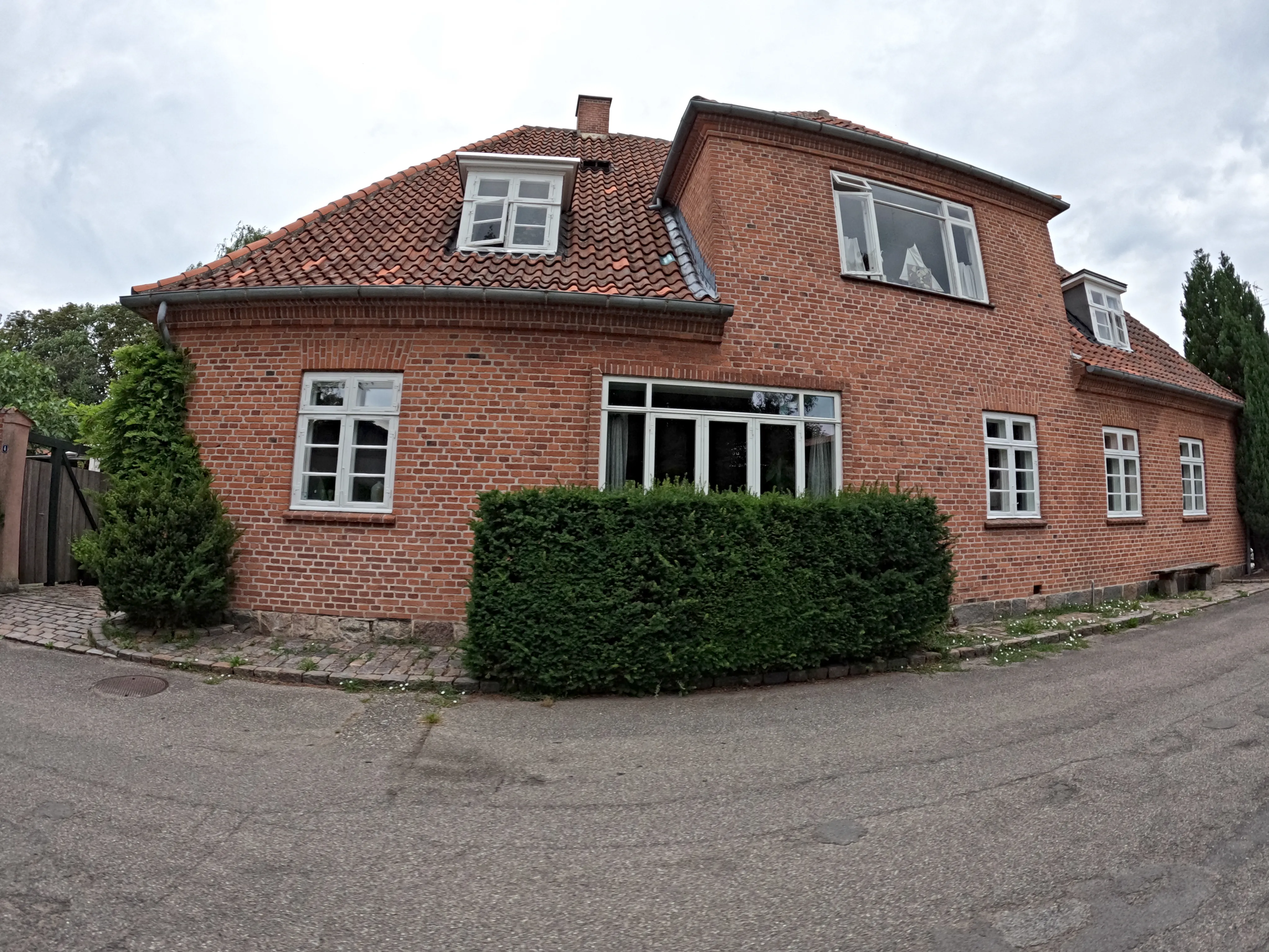 Billede af det gamle posthus ved Føllenslev Station. Billede af det gamle posthus ved Føllenslev Station.
