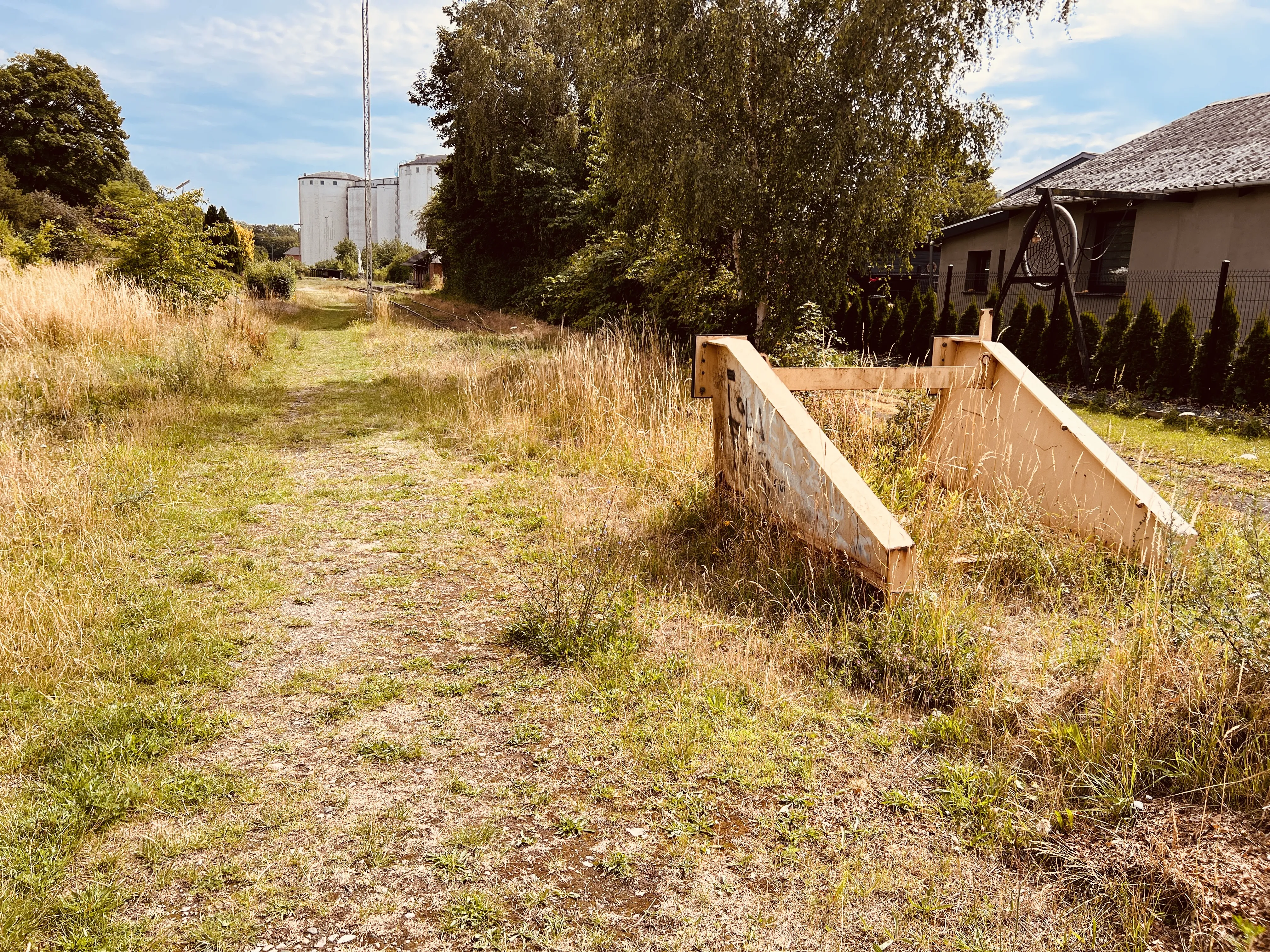 Billede af stopbummen ved Gørlev Station, der hvor sporet er "klippet" på Slagelse-Værslev Banen. Billede af stopbummen ved Gørlev Station, der hvor sporet er "klippet" på Slagelse-Værslev Banen.