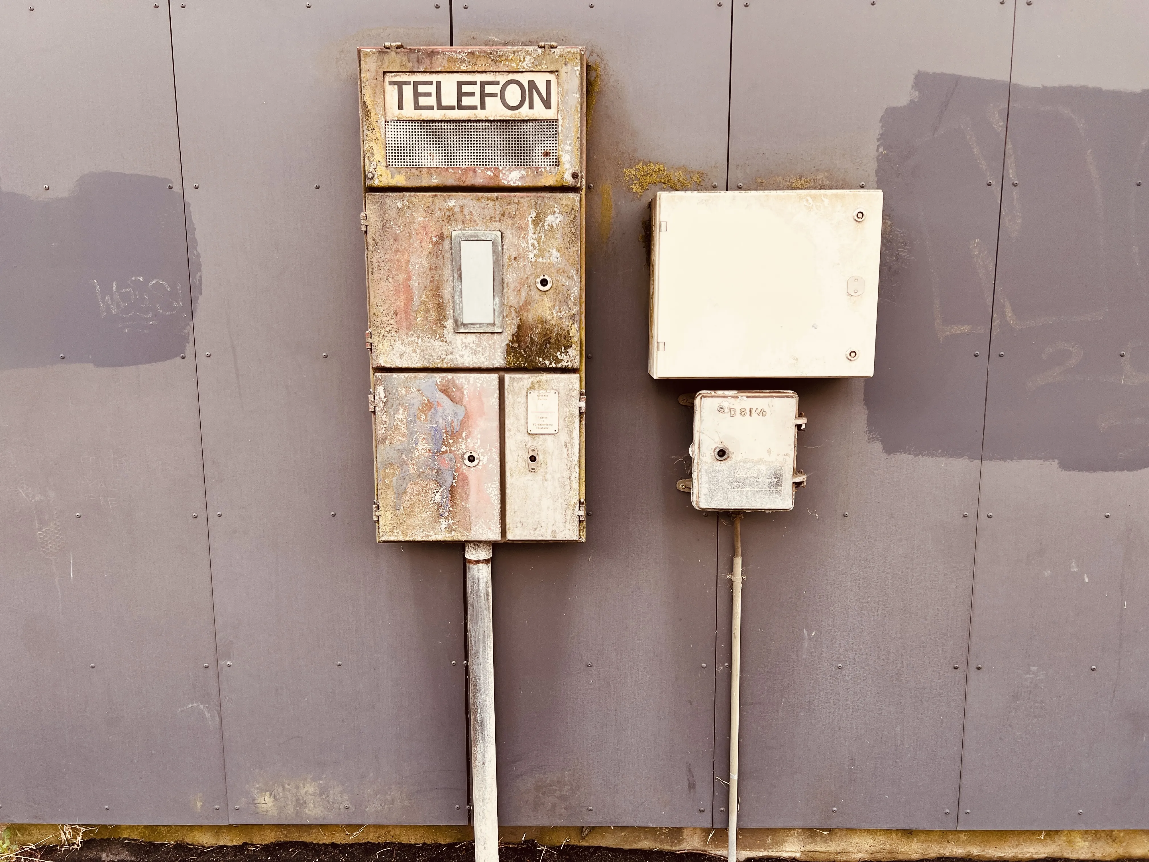Billede af den gamle telefon ved Svebølle Trinbræt. Billede af den gamle telefon ved Svebølle Trinbræt.