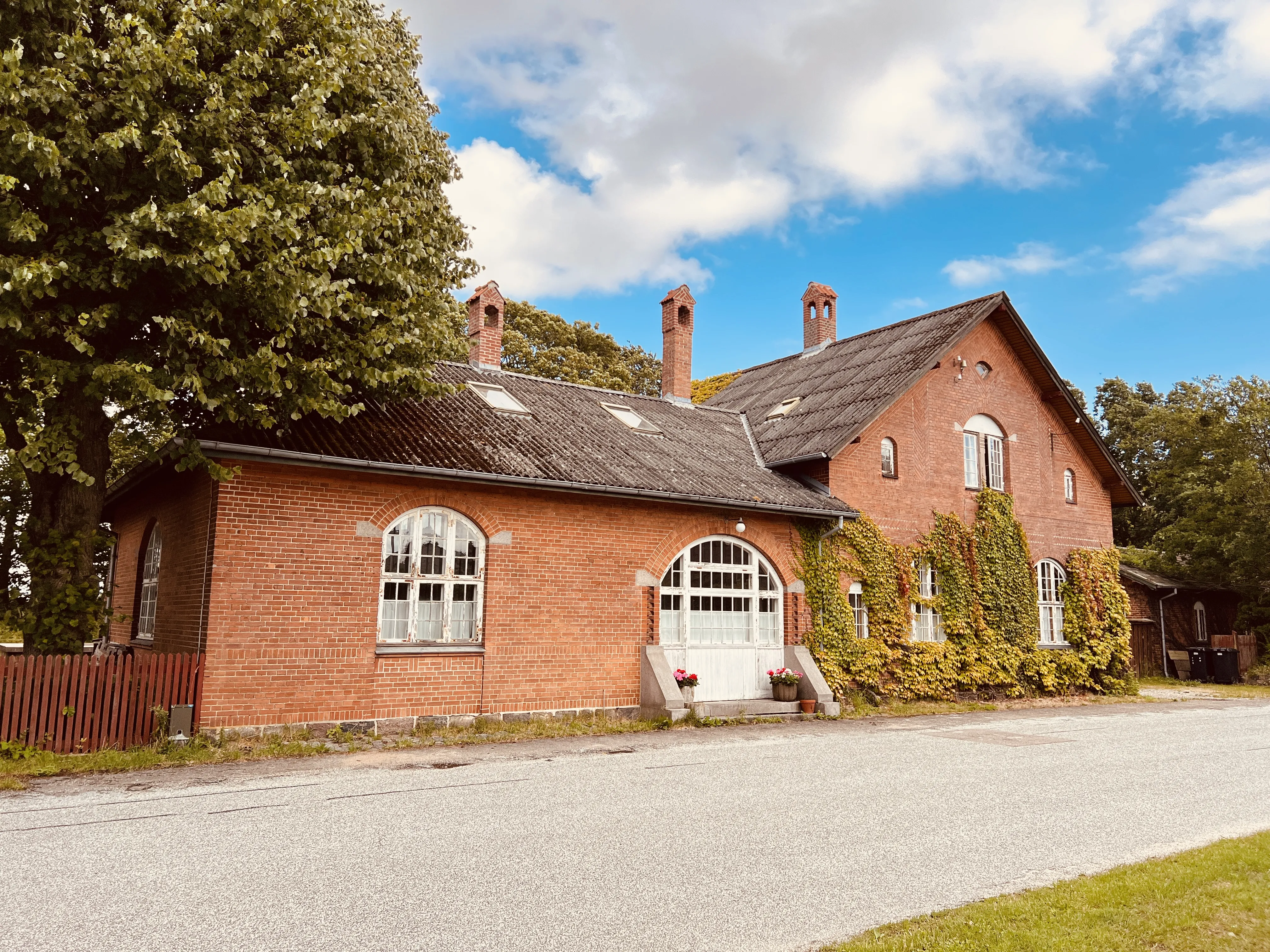 Billede af Havrebjerg Station - bemærk de rekonstruerede skorstene, som er udarbejdet efter de originale tegninger.