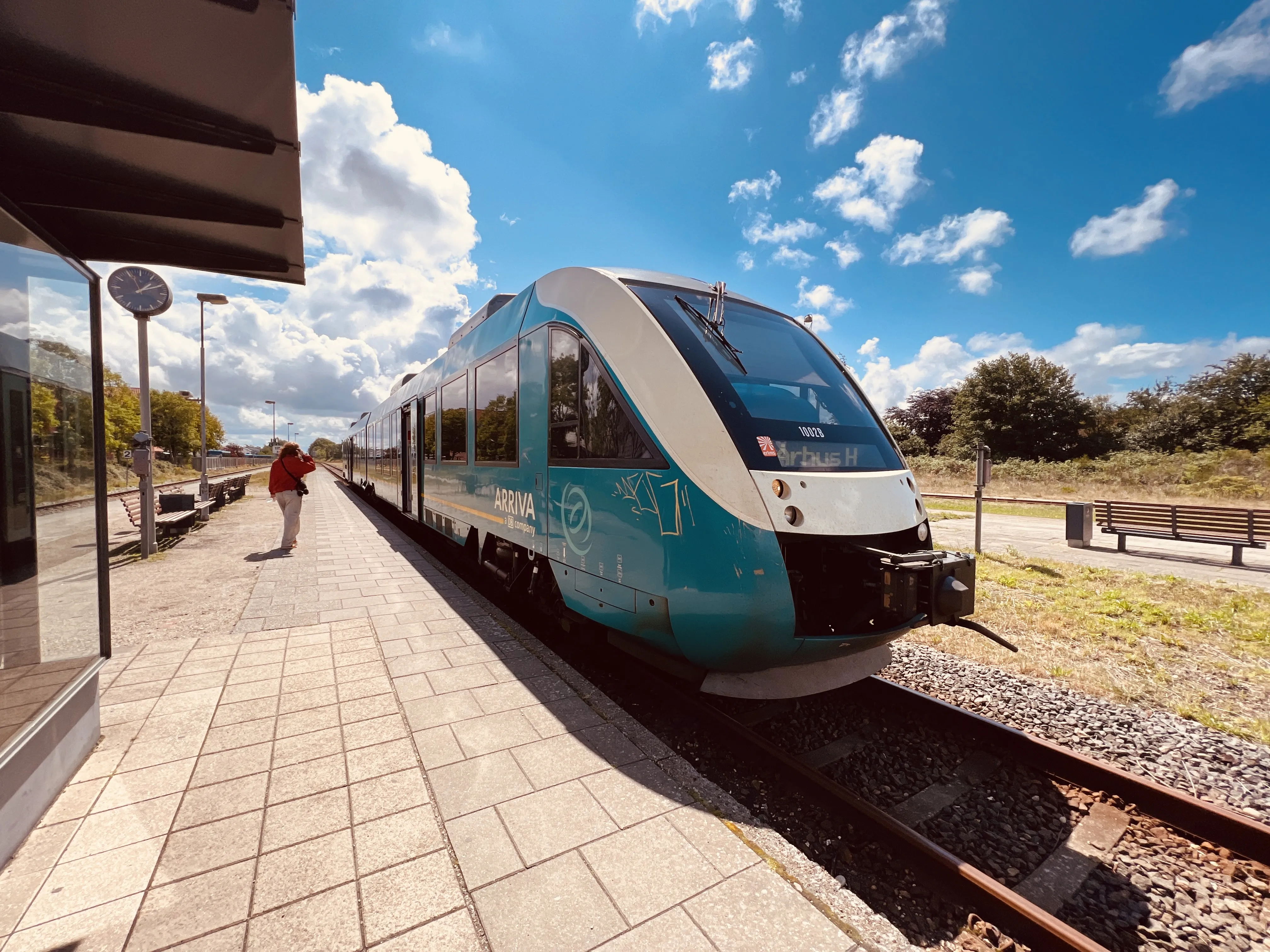 Billede af tog ud for Skjern Station. Billede af tog ud for Skjern Station.