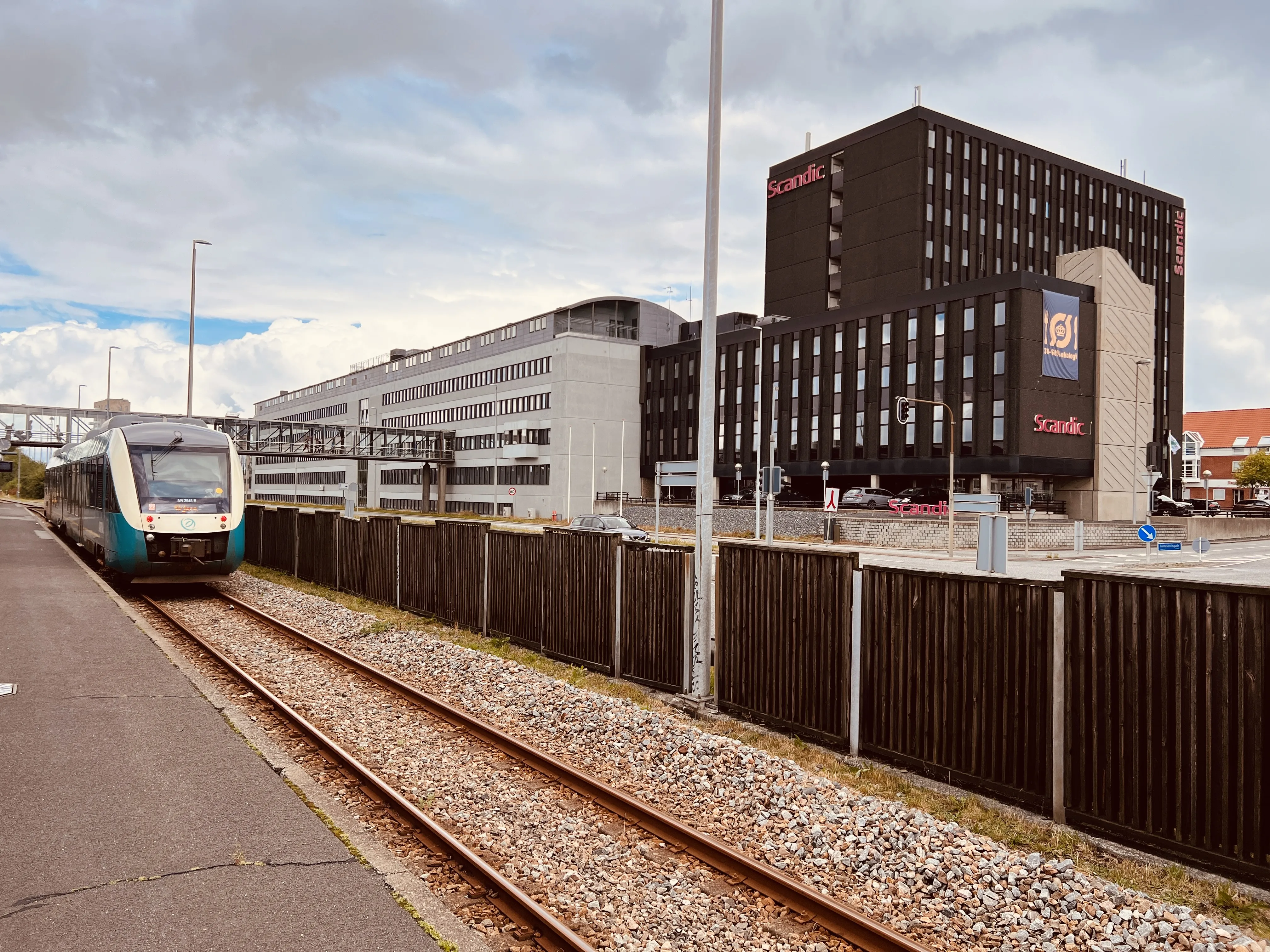 Billede af tog ud for Herning Banegård Center.