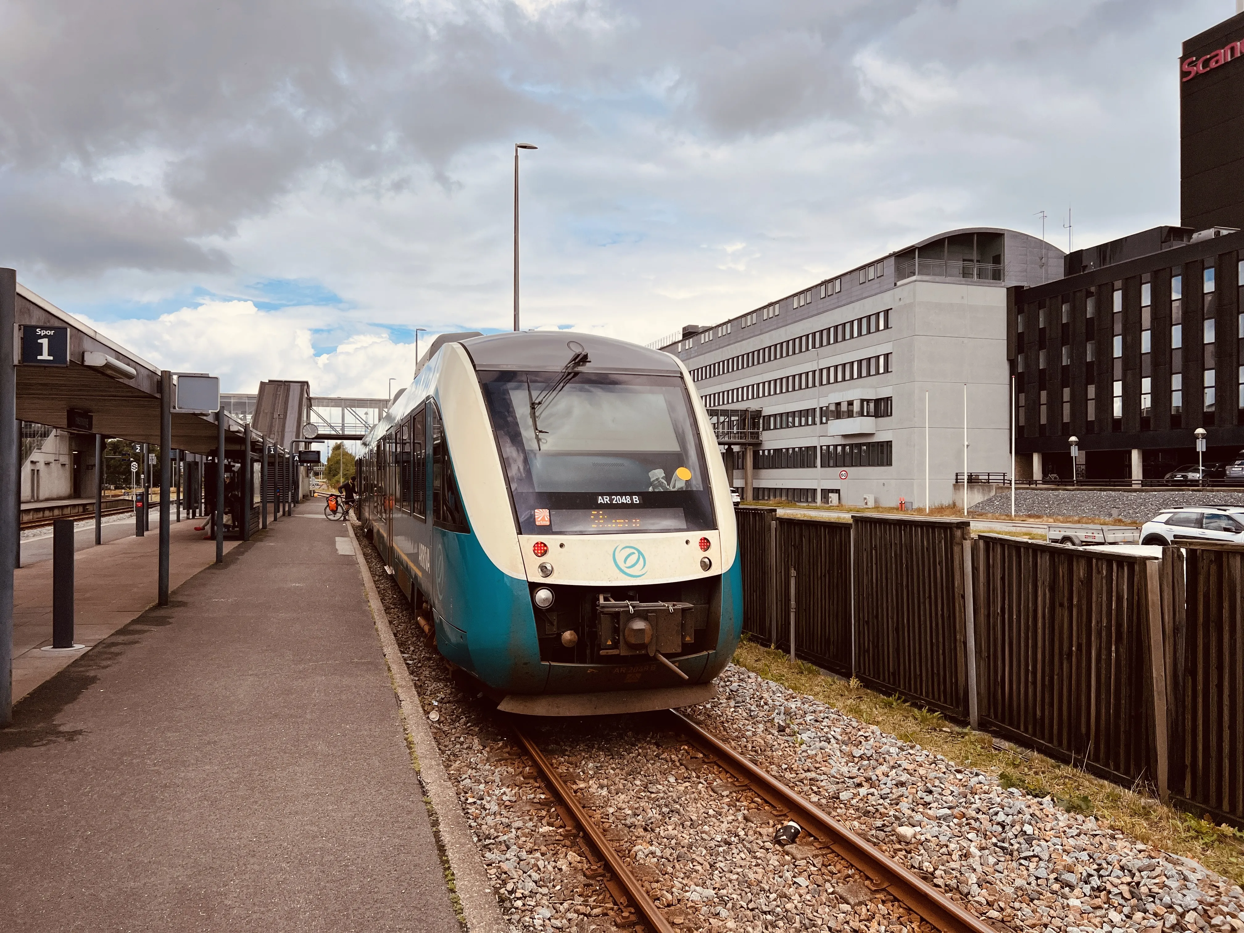 Billede af ARRIVA AR 2048 fotograferet ud for Herning Banegård Center. Billede af ARRIVA AR 2048 fotograferet ud for Herning Banegård Center.