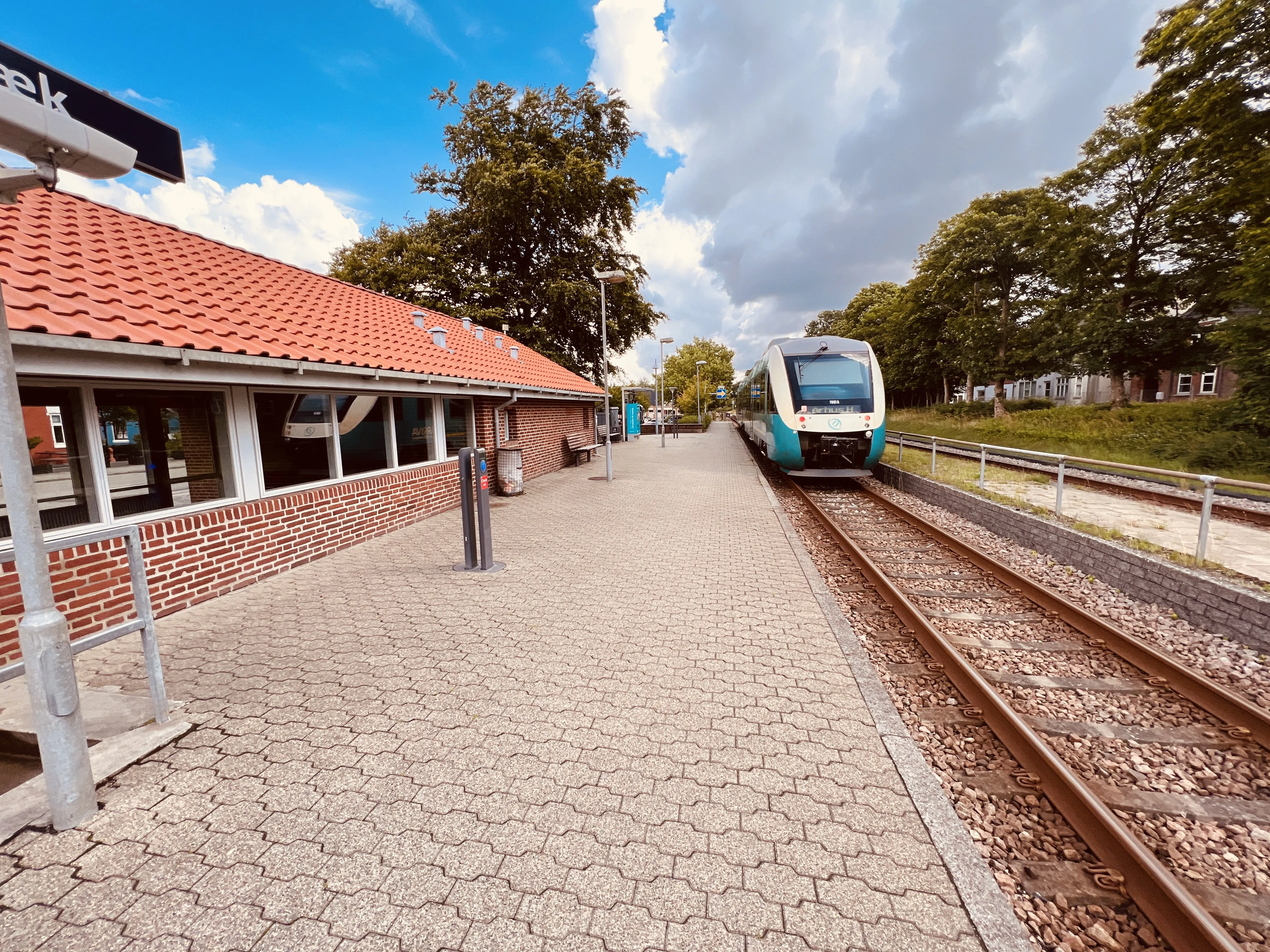 Billede af tog ud for Kibæk Trinbræt. Billede af tog ud for Kibæk Trinbræt.