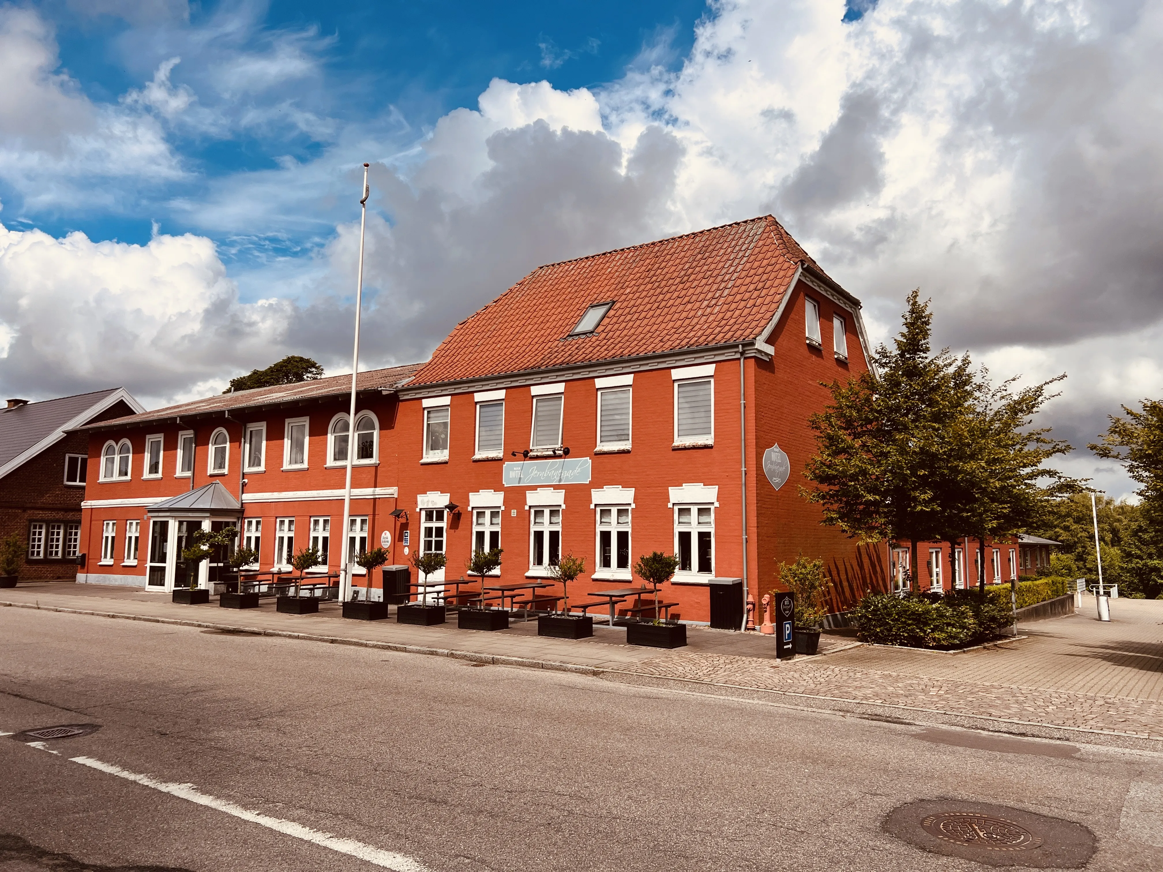 Billede af det gamle jernbanehotel over for Kibæk Trinbræt. Billede af det gamle jernbanehotel over for Kibæk Trinbræt.