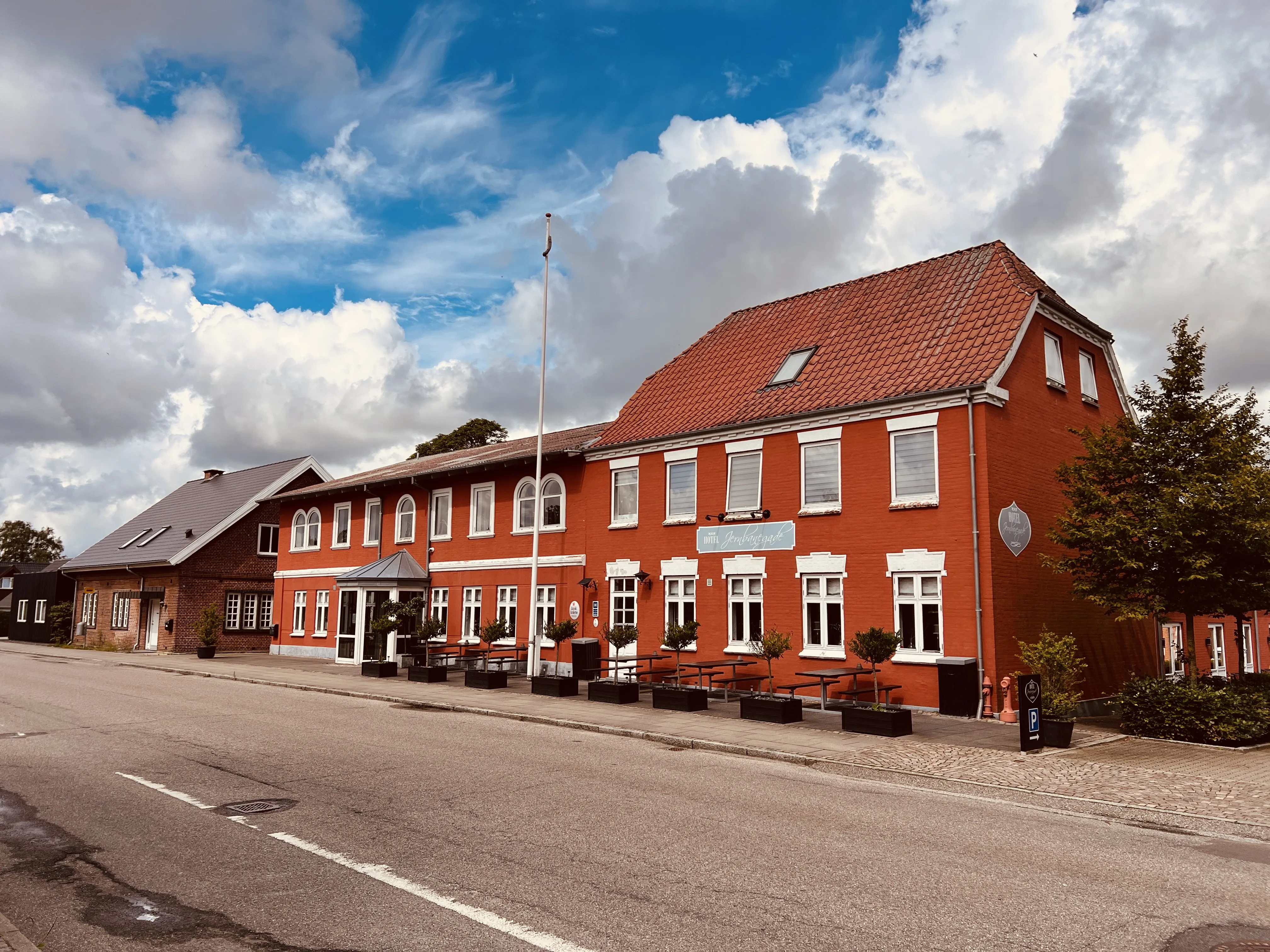 Billede af det gamle jernbanehotel over for Kibæk Station. Billede af det gamle jernbanehotel over for Kibæk Station.