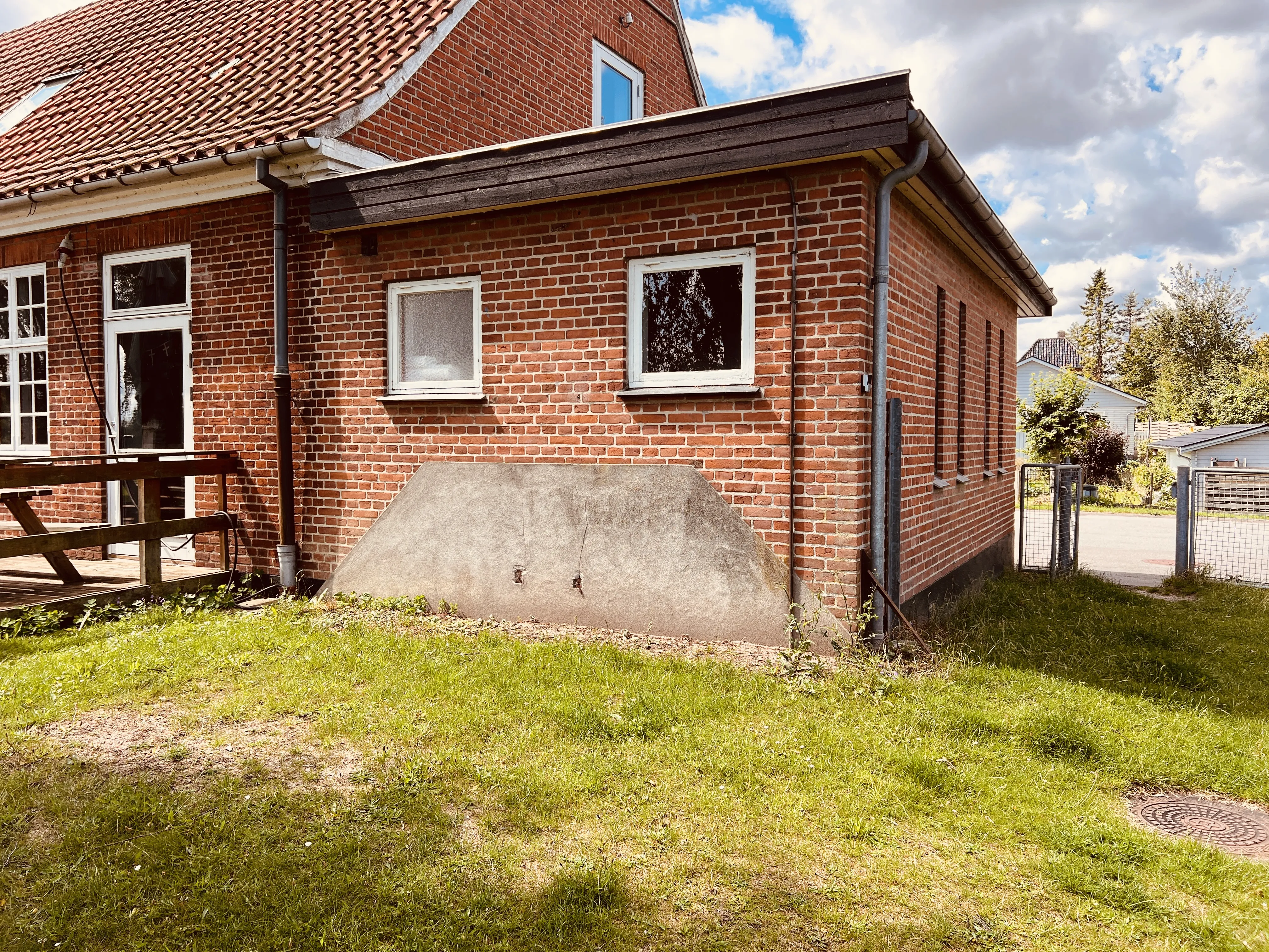 Billede af Kirke Hyllinge Station - man kan lige se resterne af læsserampen i fundamentet på tilbygningen til højre. Billede af Kirke Hyllinge Station - man kan lige se resterne af læsserampen i fundamentet på tilbygningen til højre.