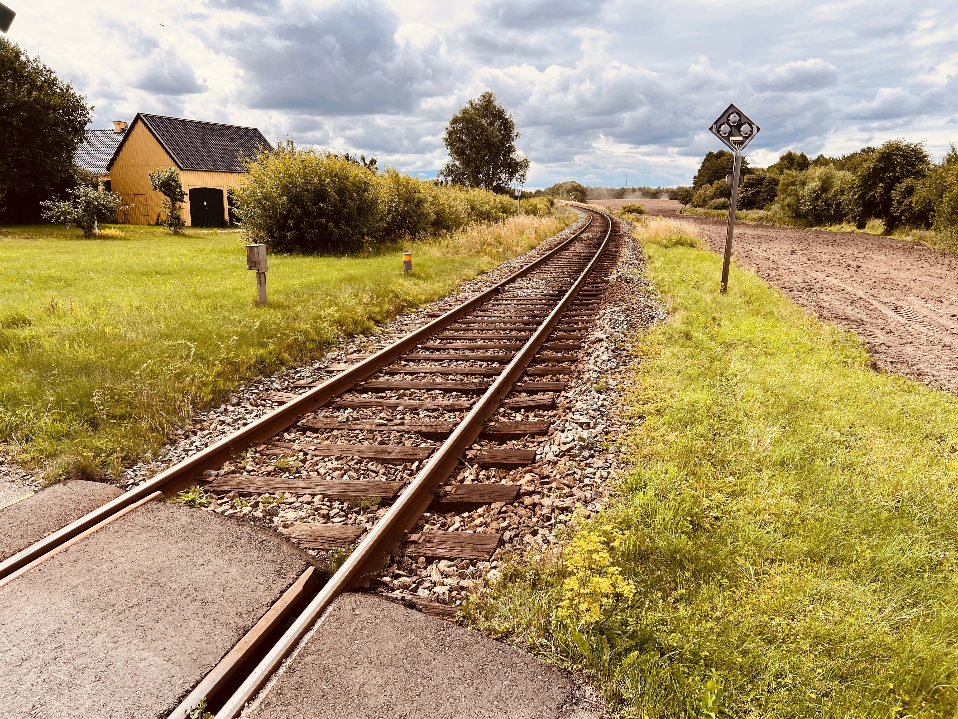 Billede af Oustrup Trinbræt - Trinbræt er nedrevet, men Oustrup Trinbræt har ligget her. Billede af Oustrup Trinbræt - Trinbræt er nedrevet, men Oustrup Trinbræt har ligget her.