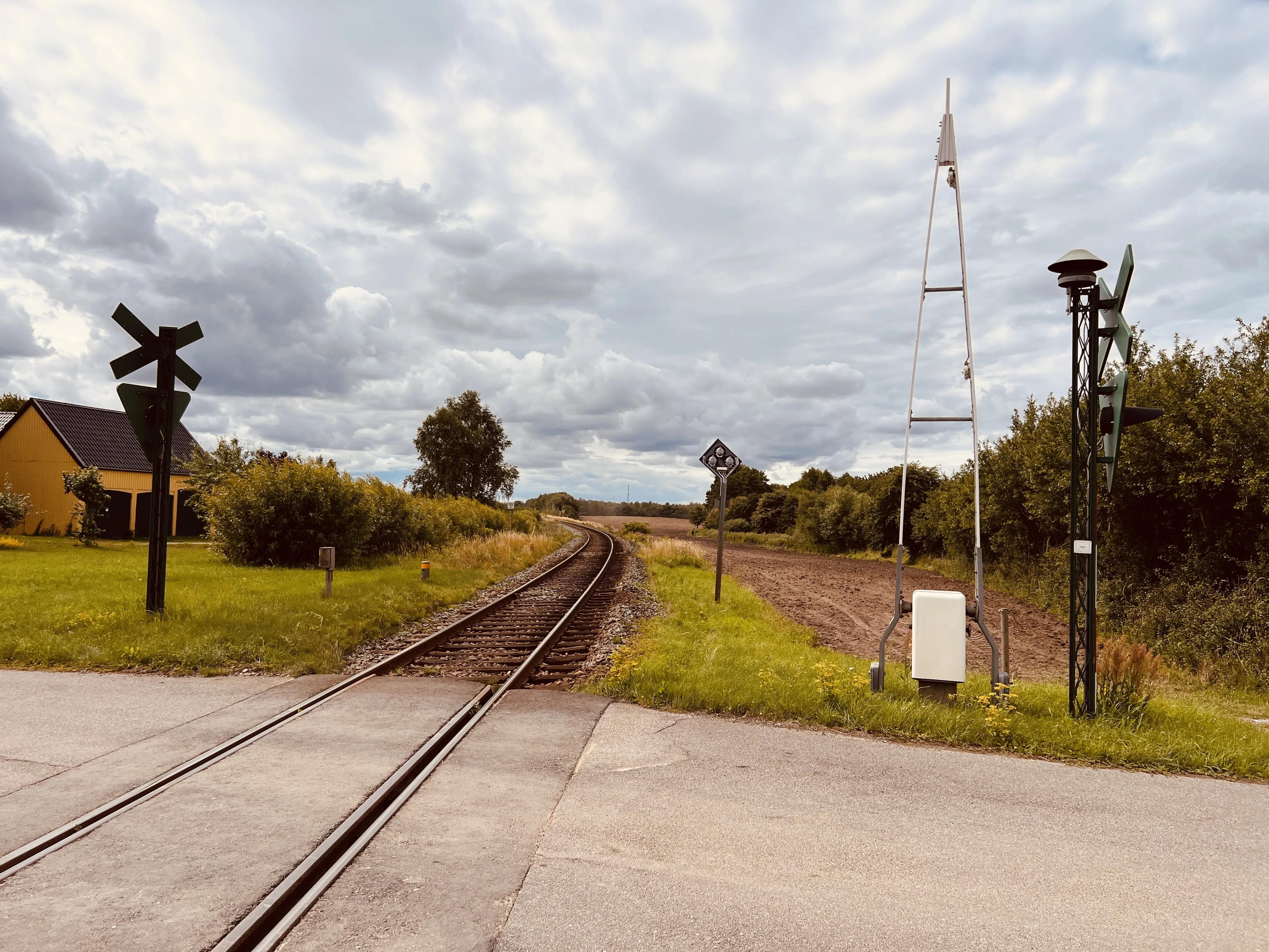 Billede af Oustrup Trinbræt - Trinbræt er nedrevet, men Oustrup Trinbræt har ligget her. Billede af Oustrup Trinbræt - Trinbræt er nedrevet, men Oustrup Trinbræt har ligget her.