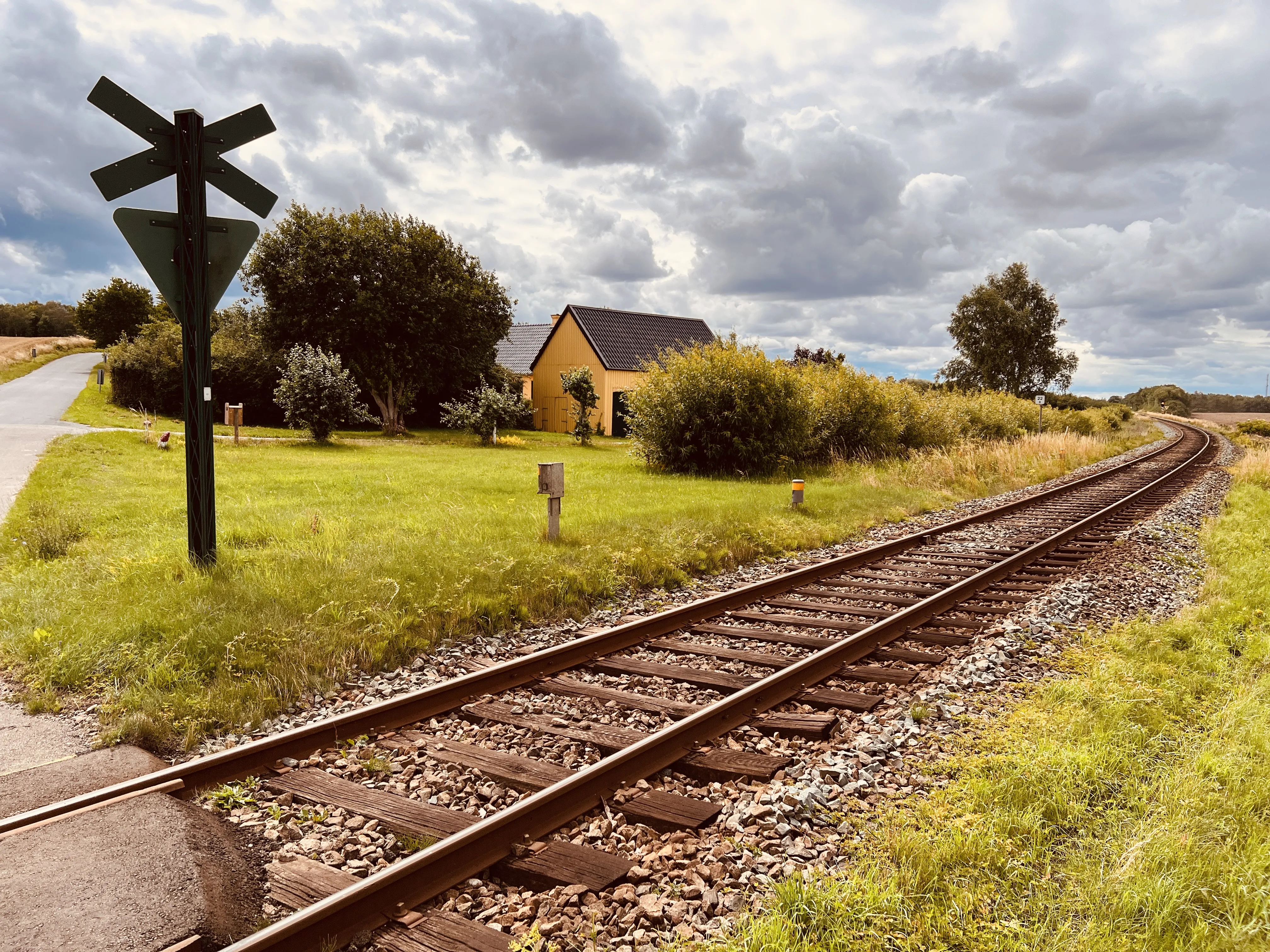 Billede af Oustrup Trinbræt - Trinbræt er nedrevet, men Oustrup Trinbræt har ligget her. Billede af Oustrup Trinbræt - Trinbræt er nedrevet, men Oustrup Trinbræt har ligget her.