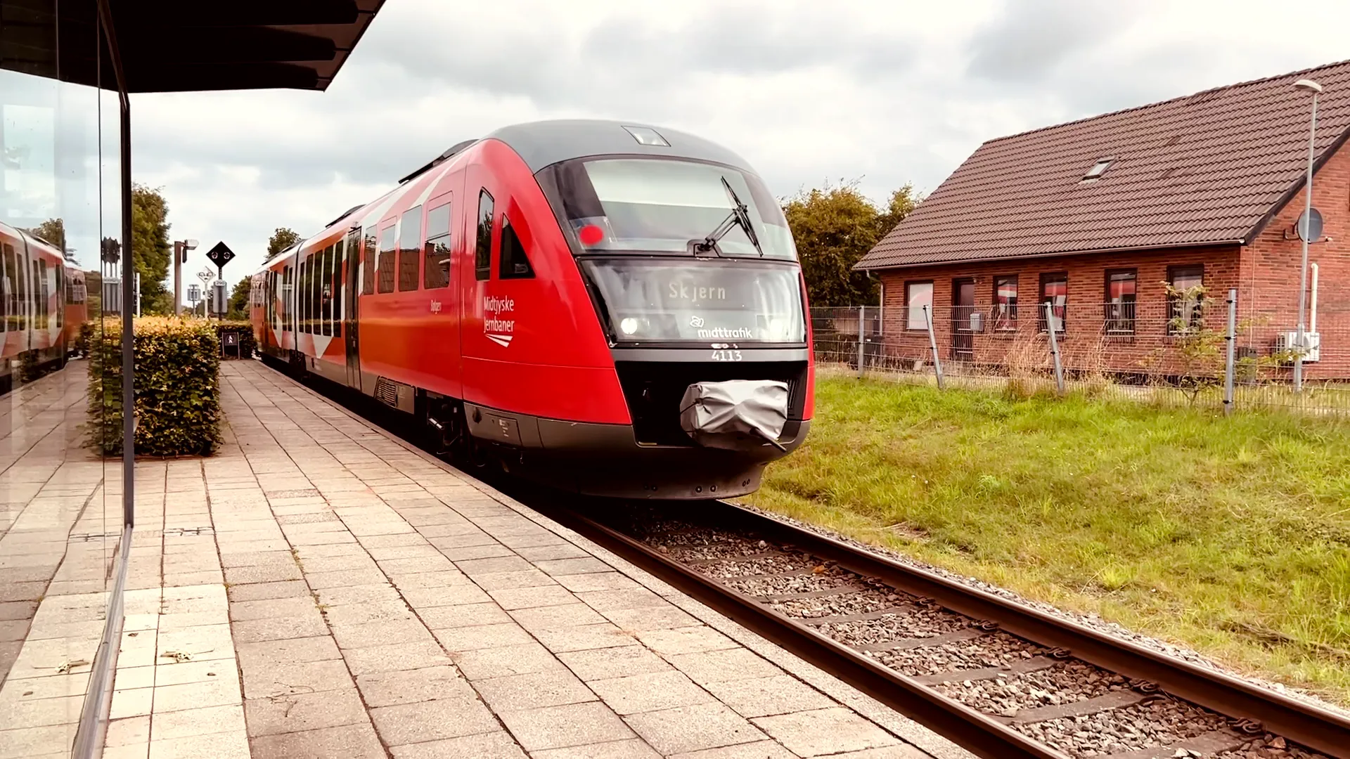 Billede af MjbaD MQ 4113-4913, tidligere DSB MQ 4113-4913 fotograferet ud for Lem Trinbræt. Billede af MjbaD MQ 4113-4913, tidligere DSB MQ 4113-4913 fotograferet ud for Lem Trinbræt.