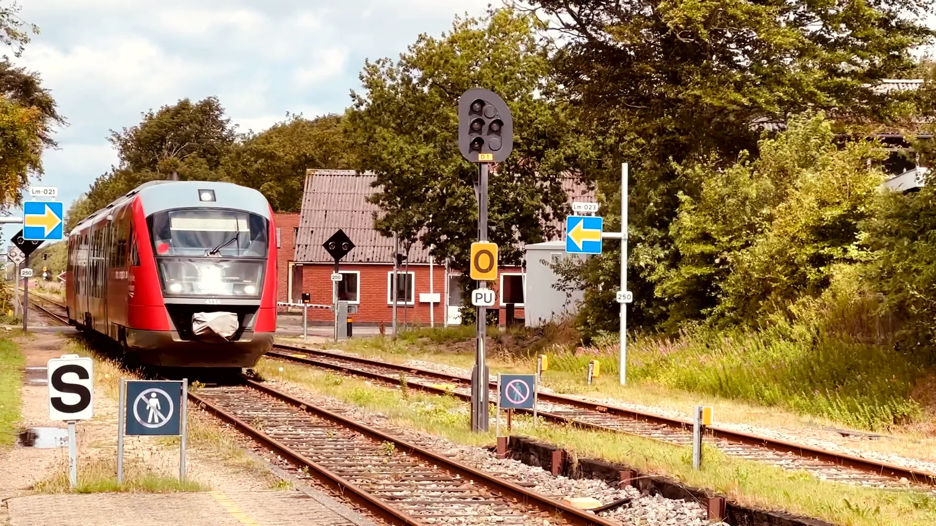Billede af tog ud for Lem Trinbræt. Billede af tog ud for Lem Trinbræt.