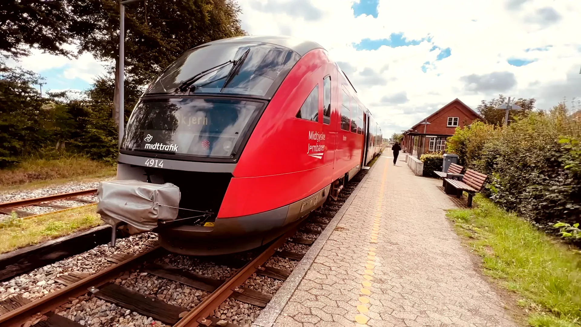 Billede af tog ud for Lem Trinbræt. Billede af tog ud for Lem Trinbræt.