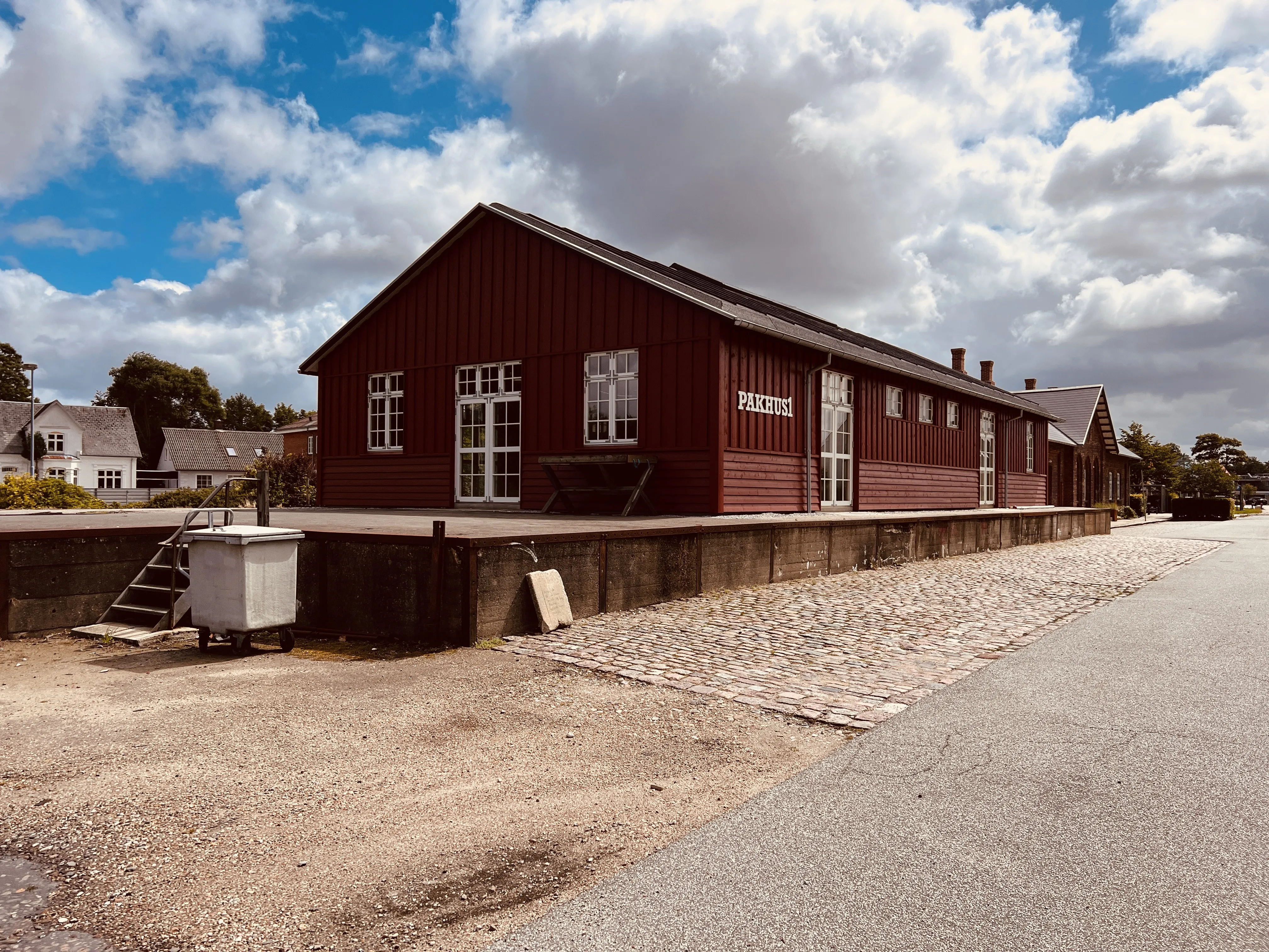 Billede af Tarm Stations varehus.