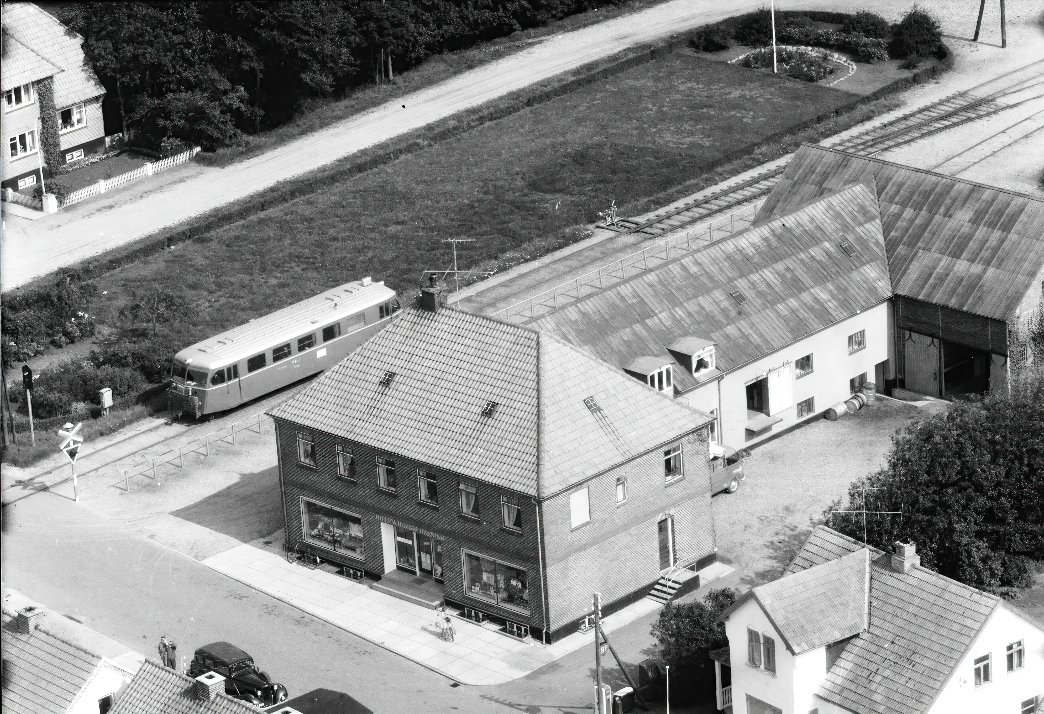 Billede af skinnebus ud for Billum Station. Billede af skinnebus ud for Billum Station.