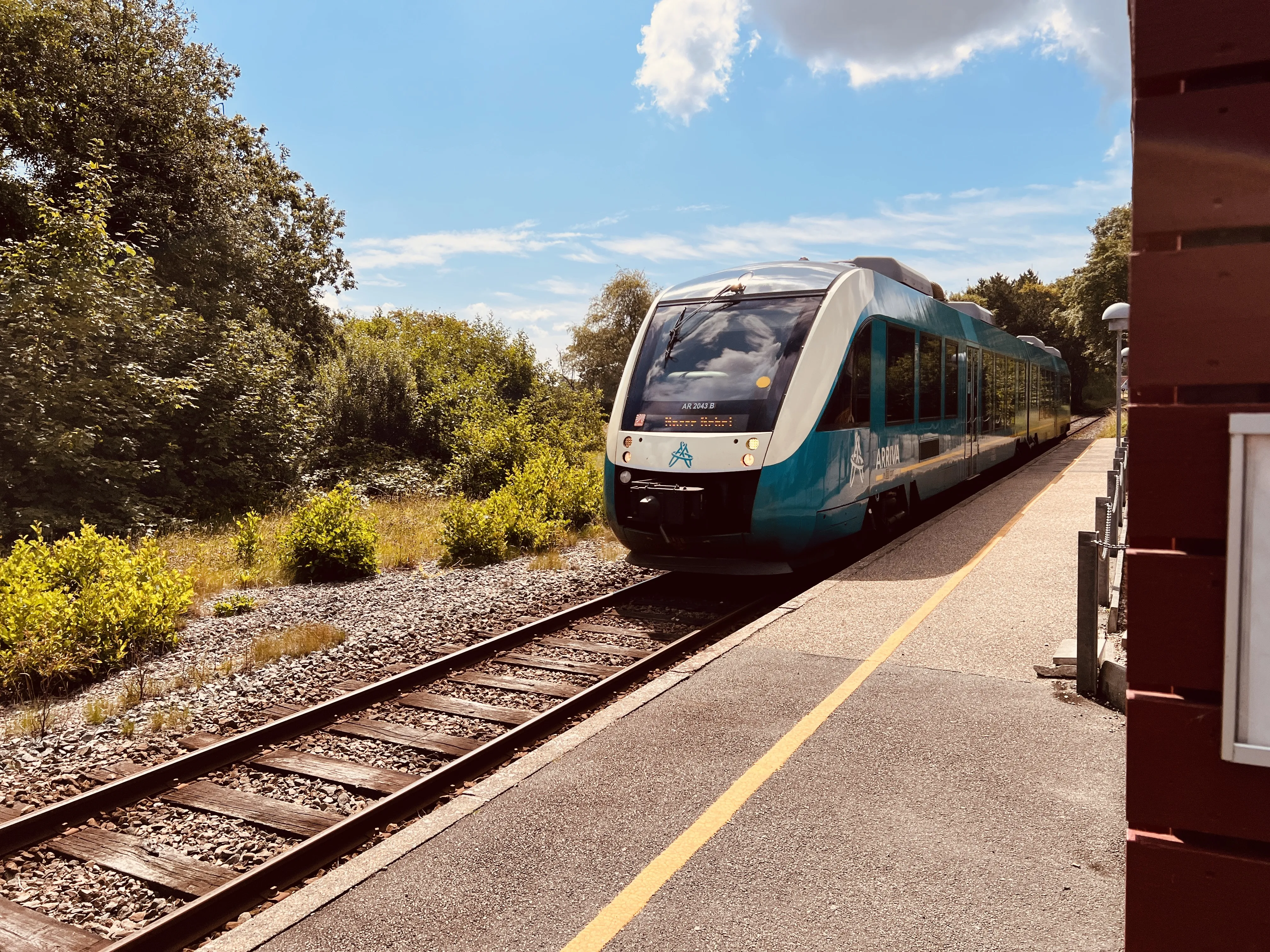 Billede af tog ud for Vrøgum Station.