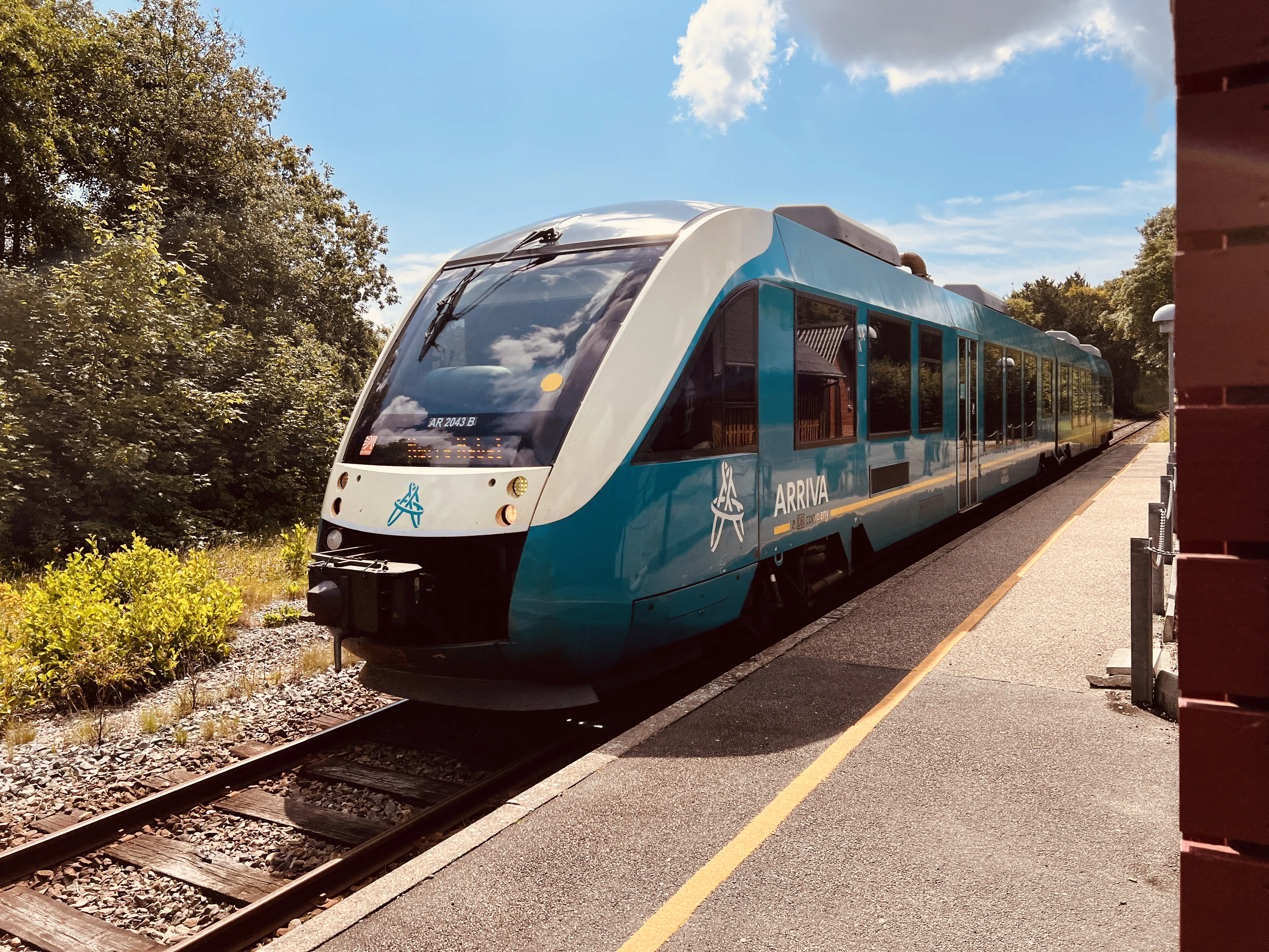 Billede af ARRIVA AR 2043 fotograferet ud for Vrøgum Station.