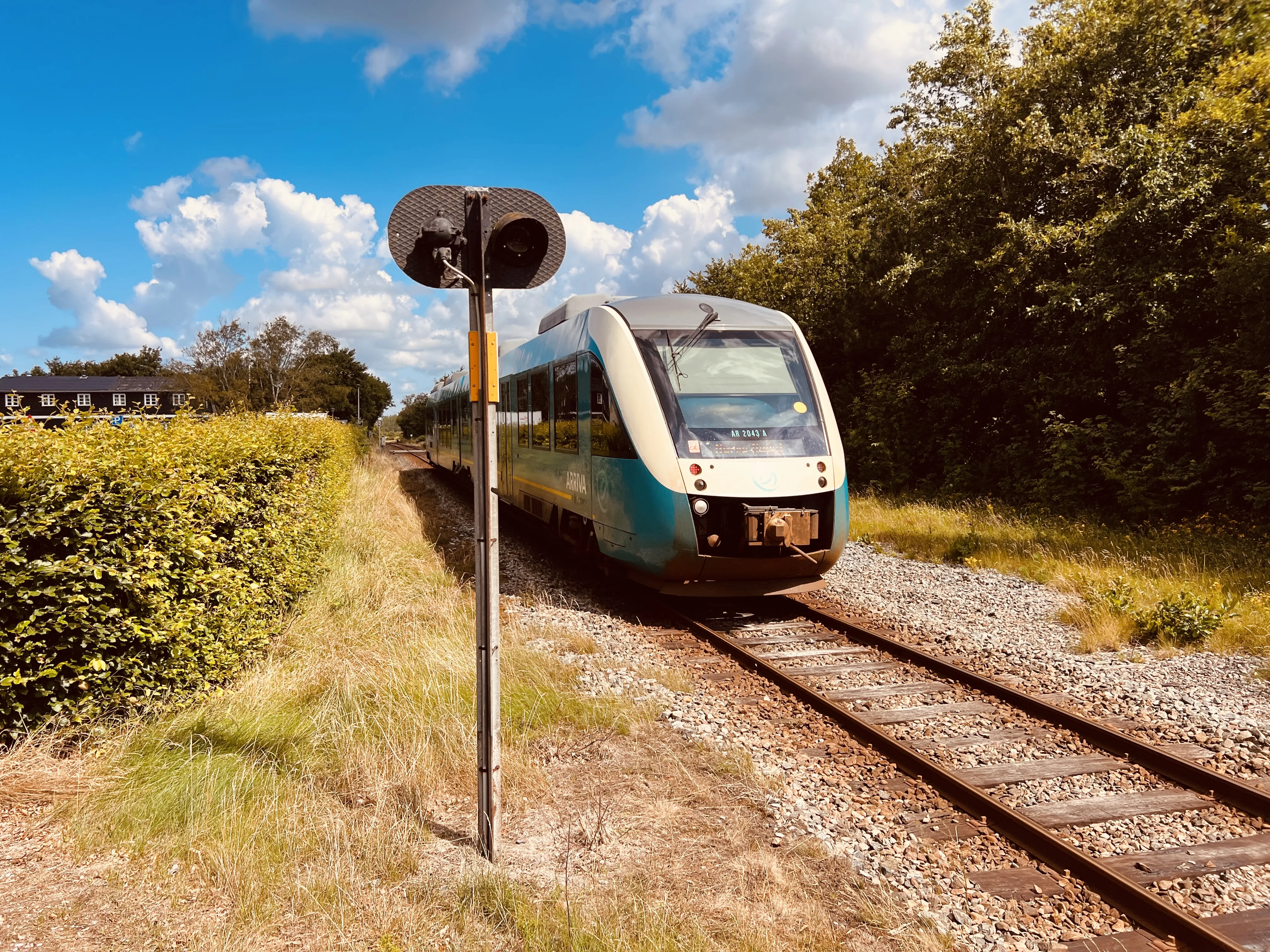 Billede af ARRIVA AR 2043 fotograferet ud for Vrøgum Station.