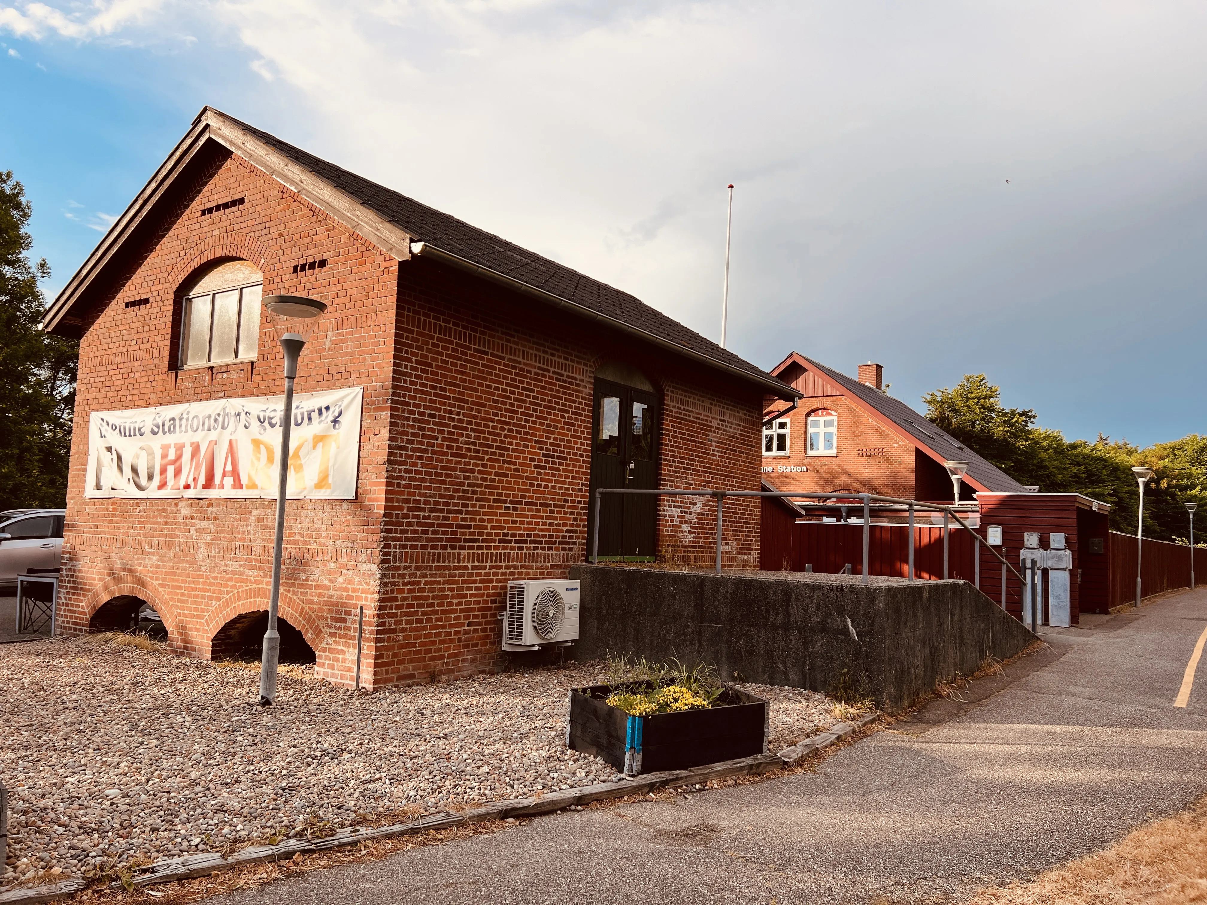 Billede af Henne Stations varehus. Billede af Henne Stations varehus.