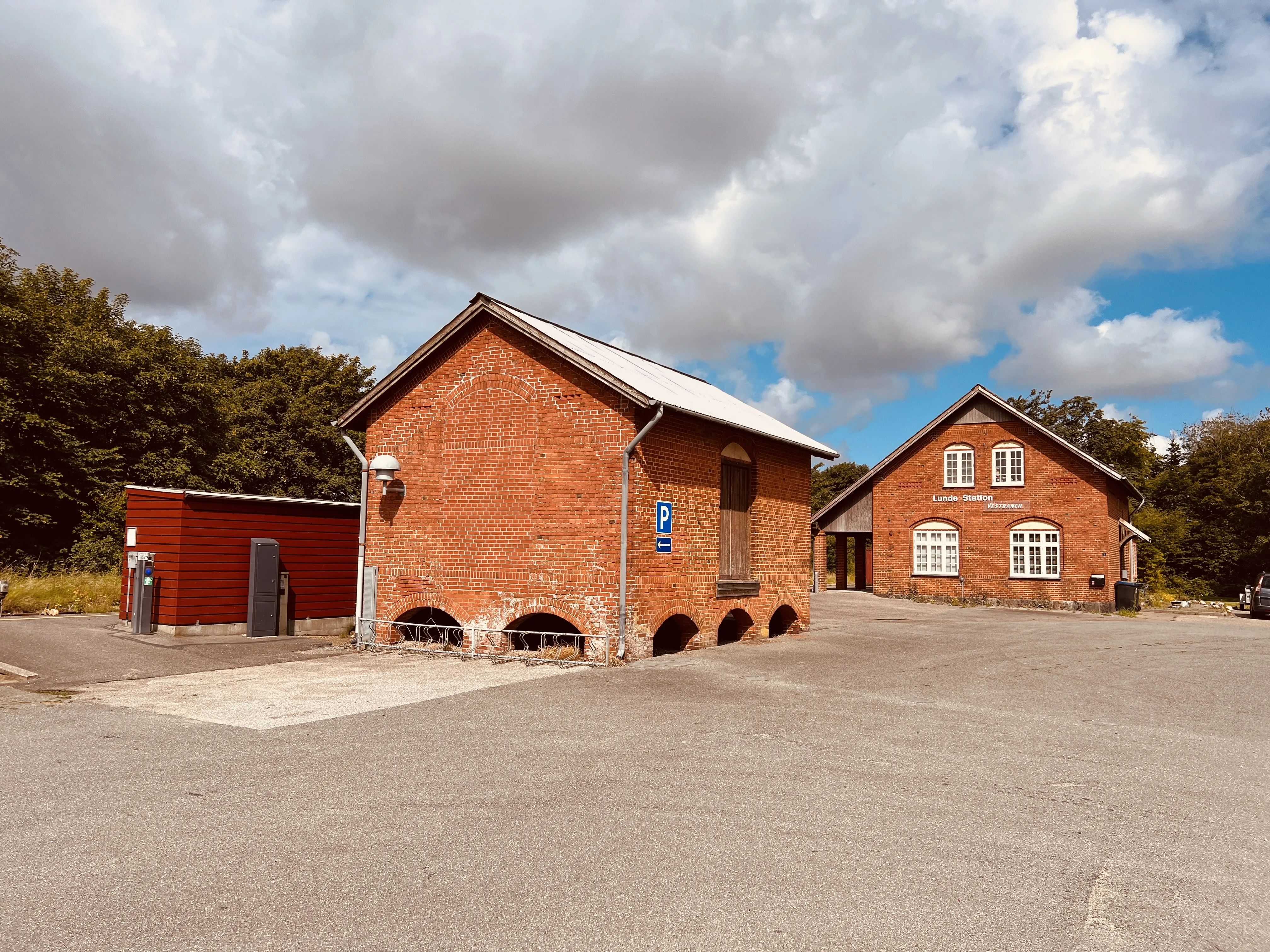 Billede af Lunde J Stations varehus. Billede af Lunde J Stations varehus.