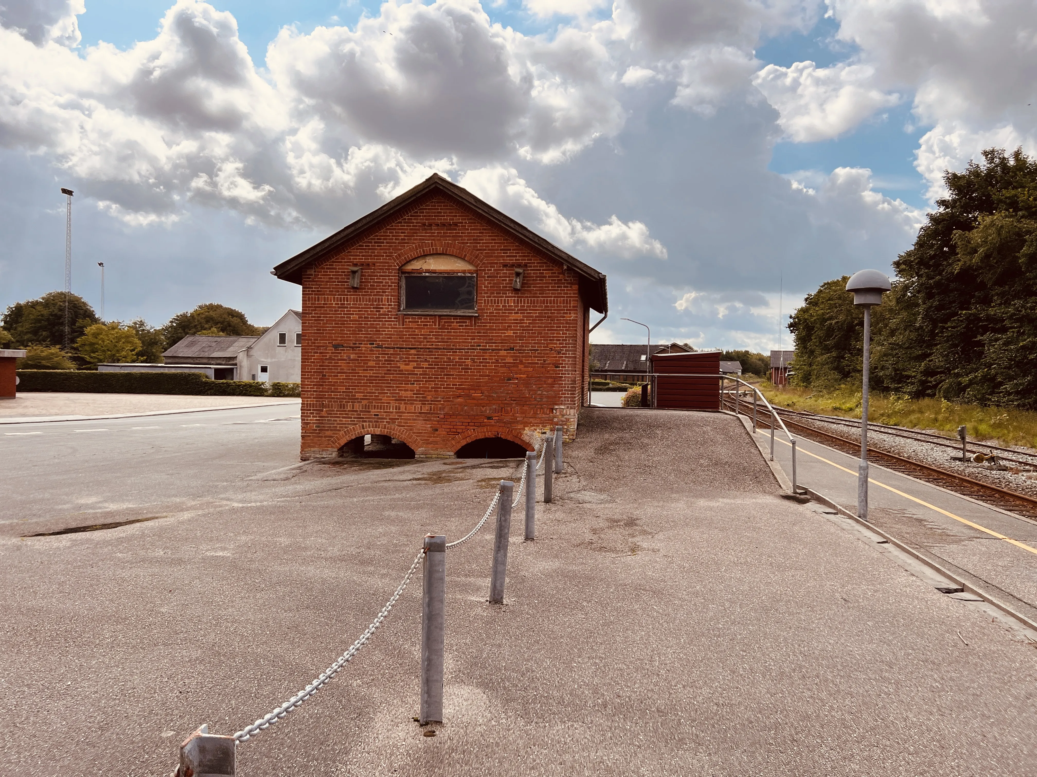 Billede af Lunde J Stations varehus. Billede af Lunde J Stations varehus.