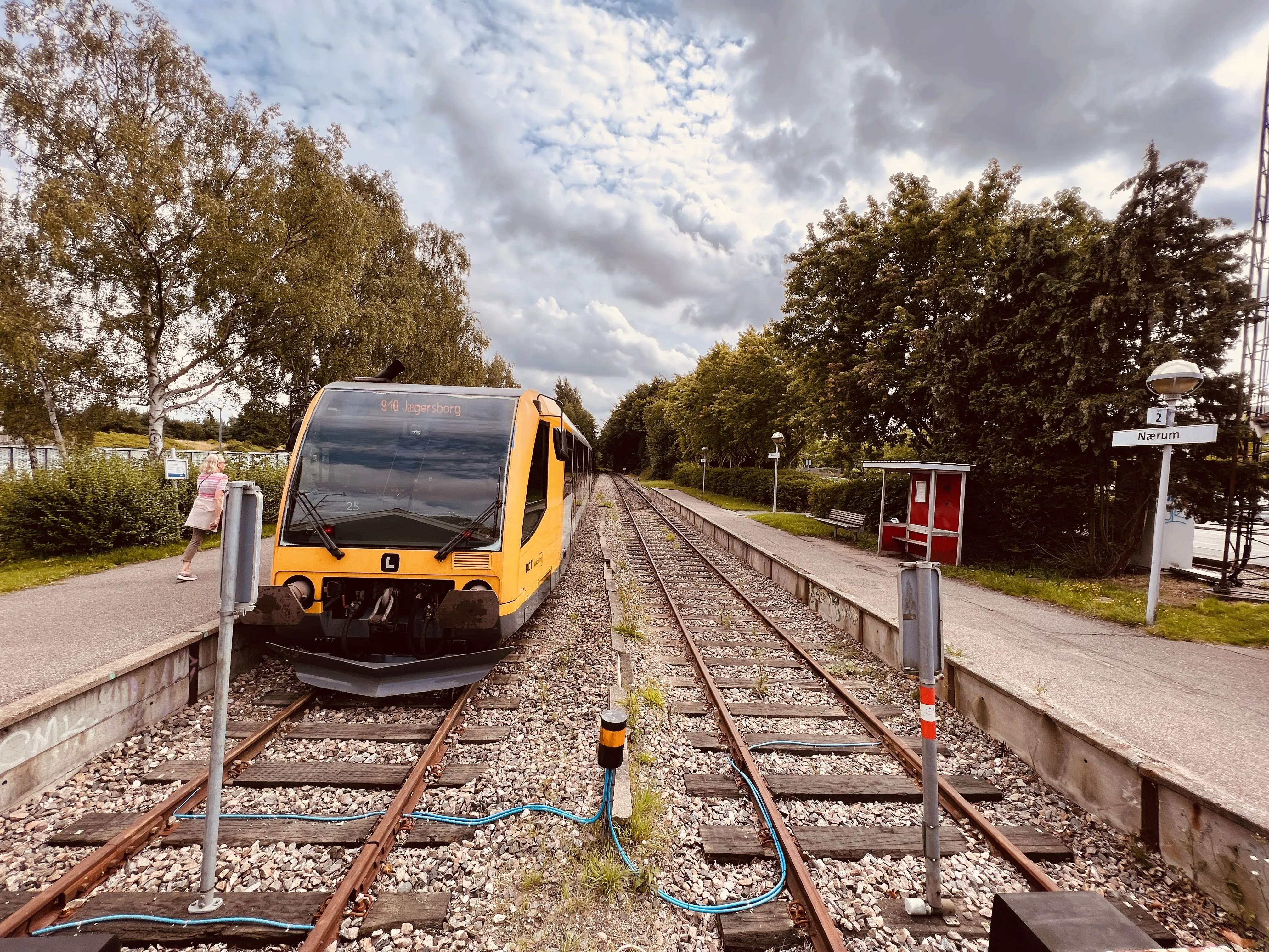 Billede af tog ud for Nærum Station. Billede af tog ud for Nærum Station.