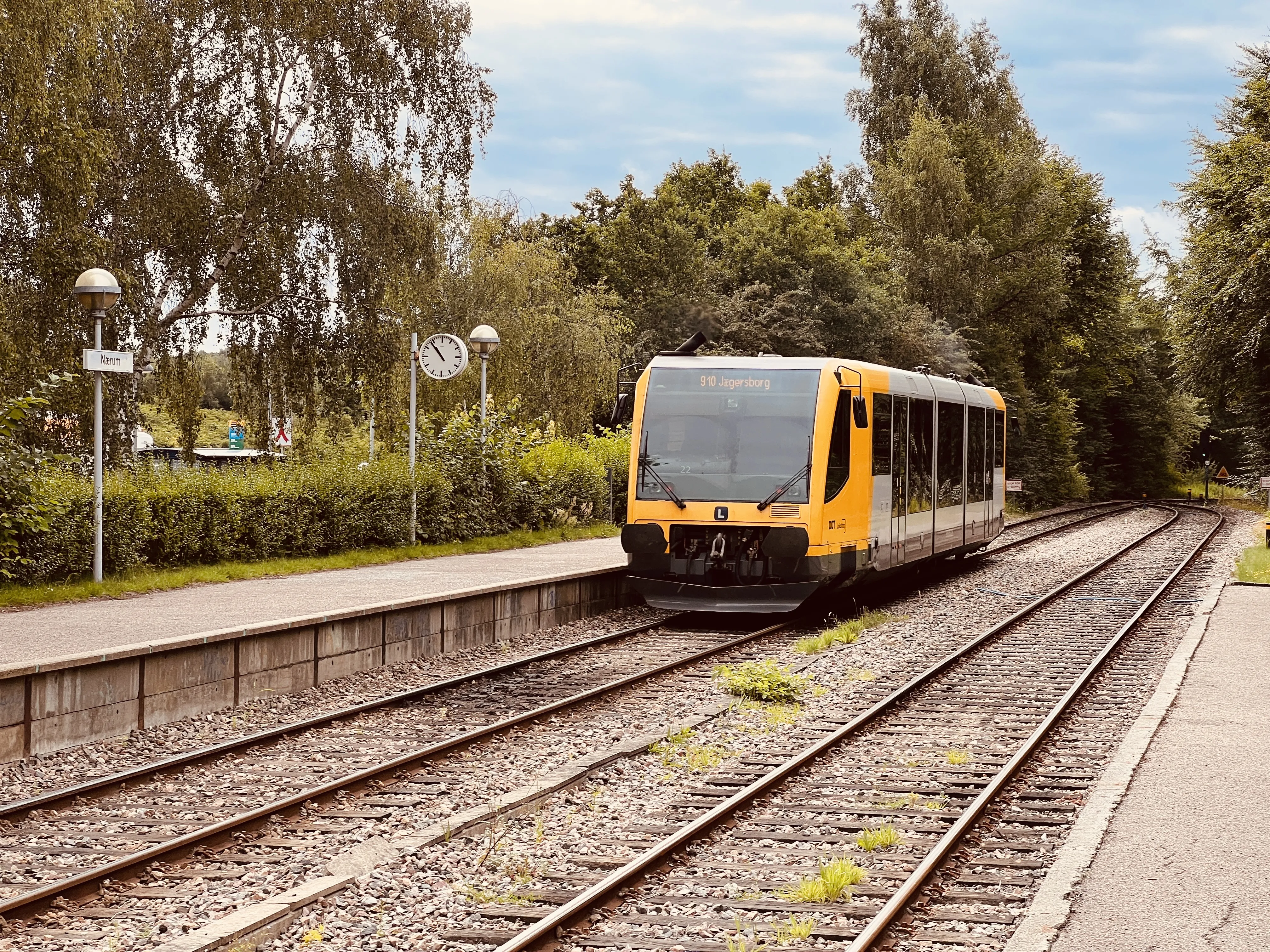 Billede af tog ud for Nærum Station. Billede af tog ud for Nærum Station.