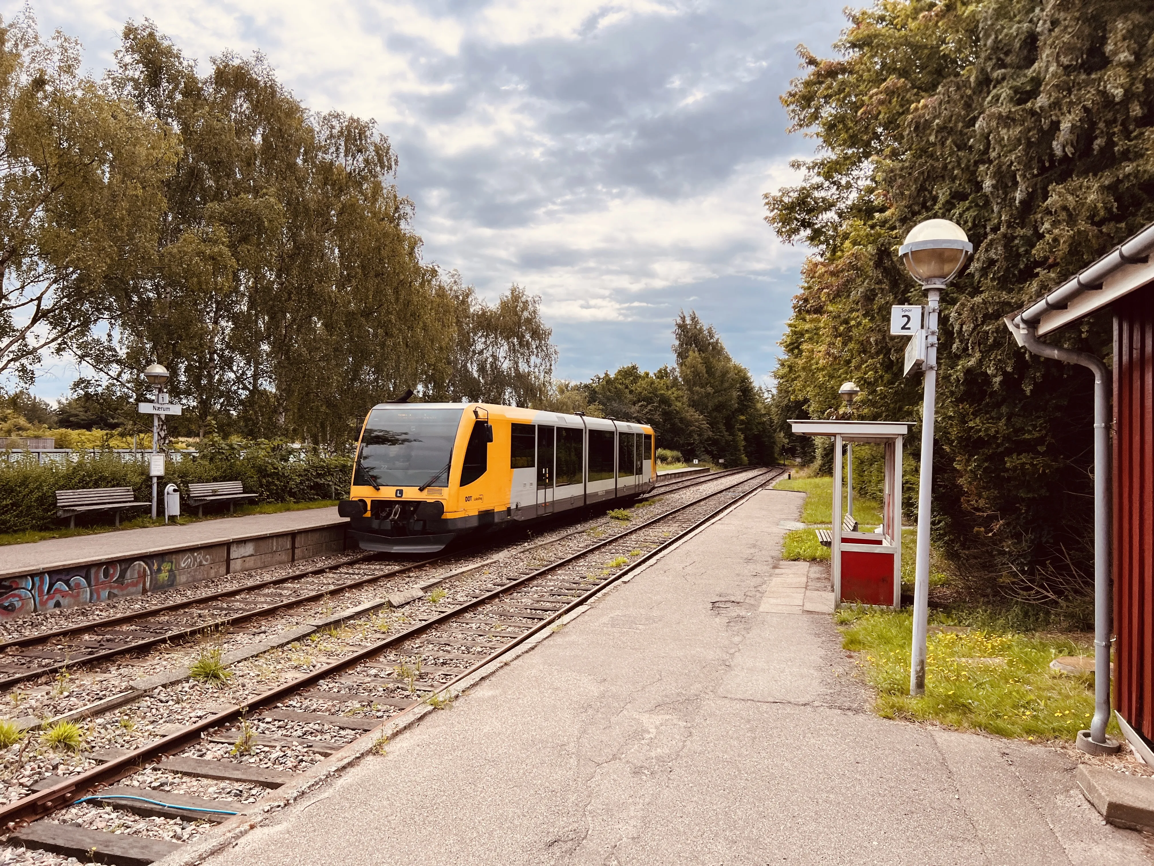 Billede af tog ud for Nærum Station. Billede af tog ud for Nærum Station.
