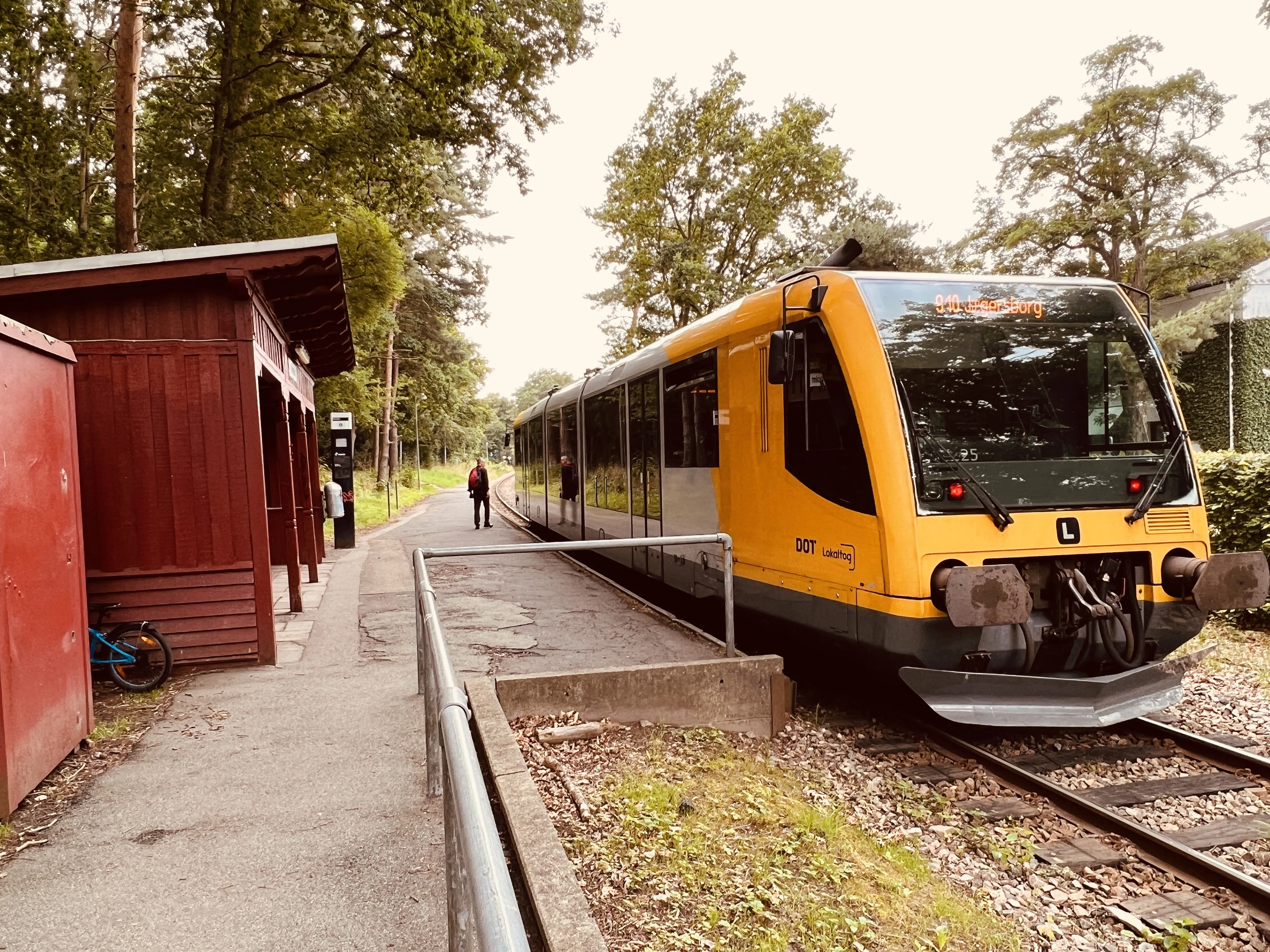 Billede af tog ud for Ravnholm Holdeplads. Billede af tog ud for Ravnholm Holdeplads.