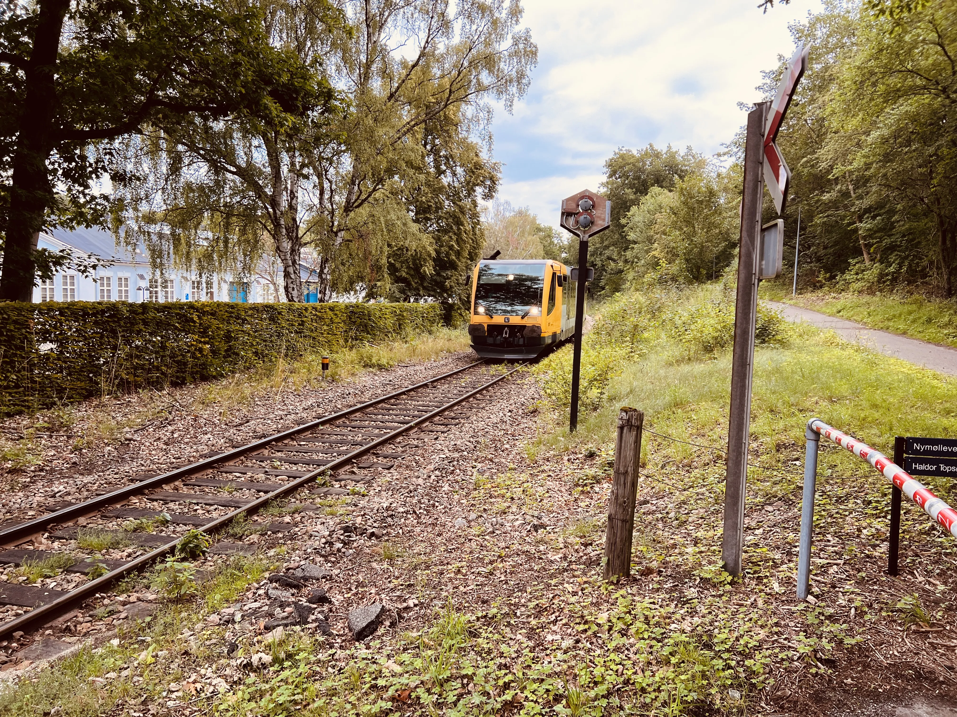 Billede af tog ud for Ravnholm Holdeplads. Billede af tog ud for Ravnholm Holdeplads.