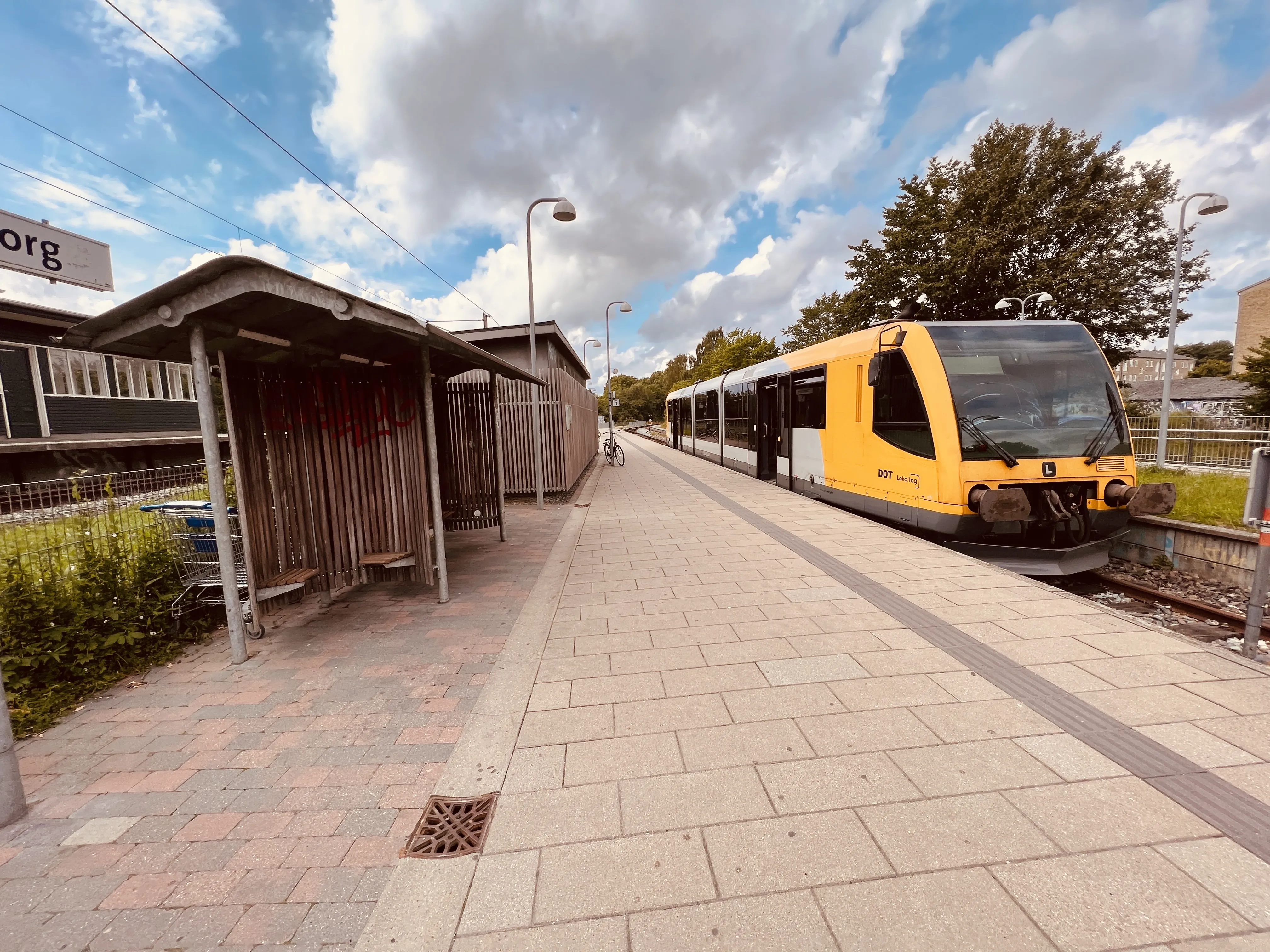 Billede af tog ud for Jægersborg Lokalbane Station. Billede af tog ud for Jægersborg Lokalbane Station.