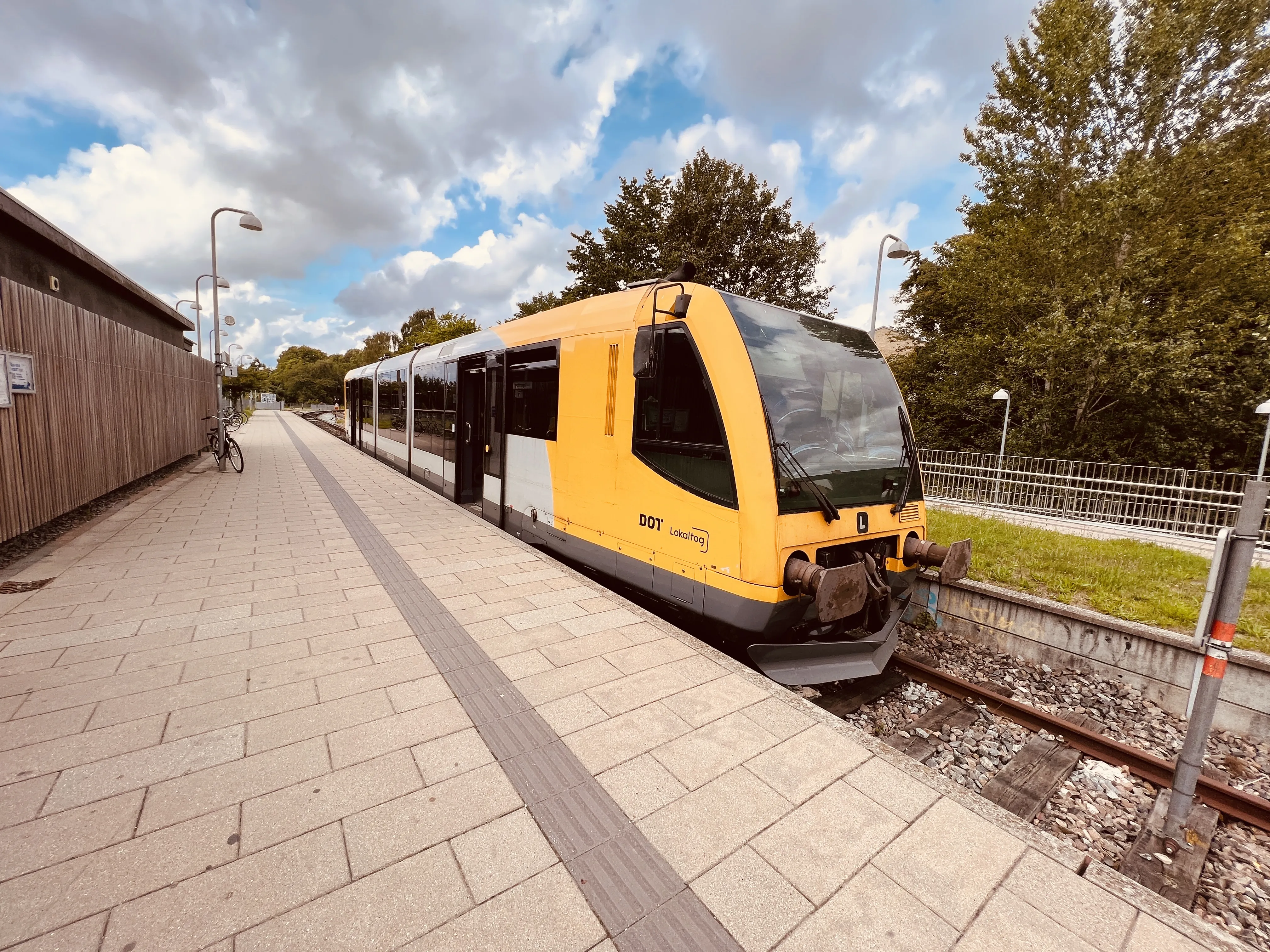 Billede af LNJ Lm 23 ud for Jægersborg Lokalbane Station.